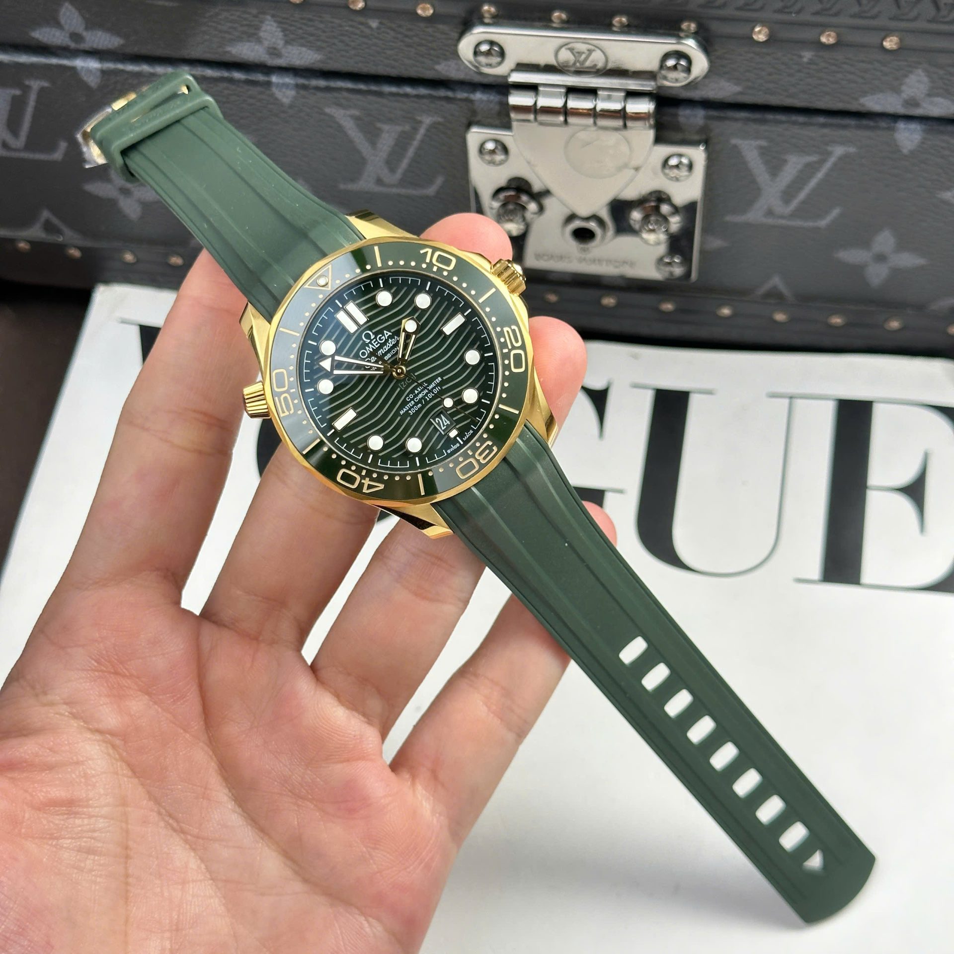 Dong-Ho-Omega-Seamaster-Diver-300M-Replica-Cao-Cap-Mau-Xanh-La-Cay-Xuong-VS-42mm-5.jpg Omega Seamaster Diver 300M Replica Watches Dial Green VS Factory 42mm - Image 1