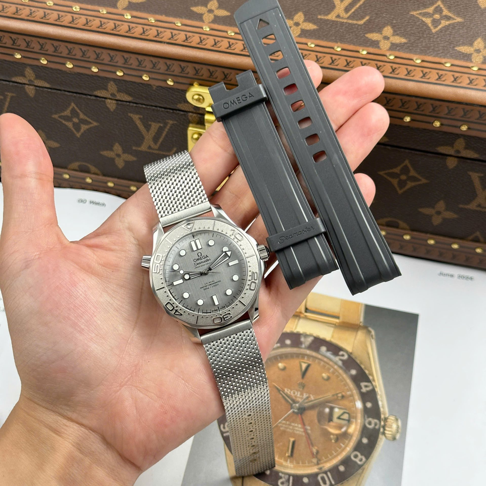 Dong-Ho-Omega-Seamaster-Diver-300m-Replica-11-Mau-Xam-Xuong-VS-42mm-12.jpg Omega Seamaster Diver 300m Replica Watch Gray Dial VS Factory 42mm - Image 1