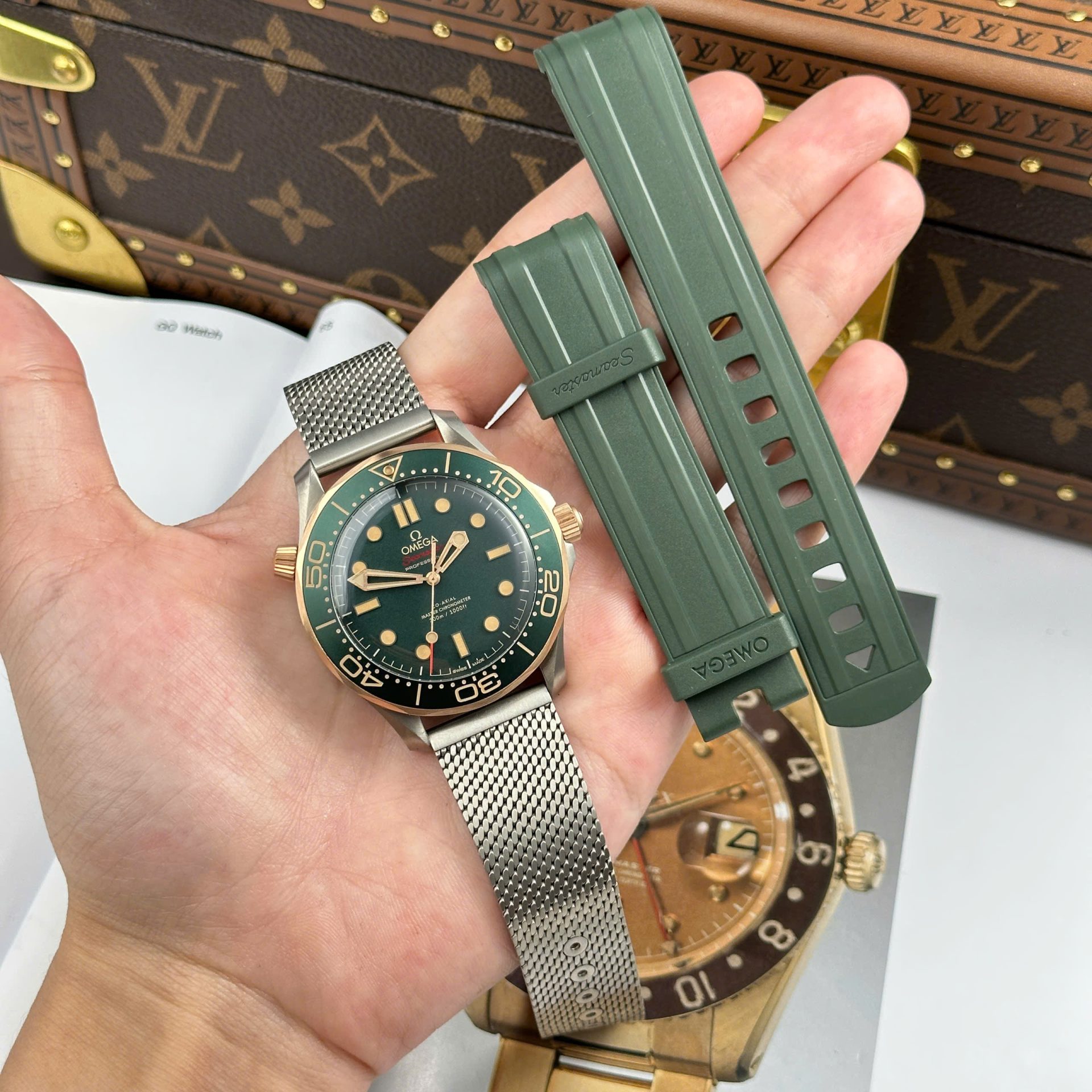Dong-Ho-Omega-Seamaster-Driver-300-Replica-Mat-Xanh-Green-Full-Set-Nha-May-VS-42mm-15.jpg Omega Seamaster Driver 300 Replica Watch Green Dial Demi Bezel Full Set VS Factory 42mm - Image 1
