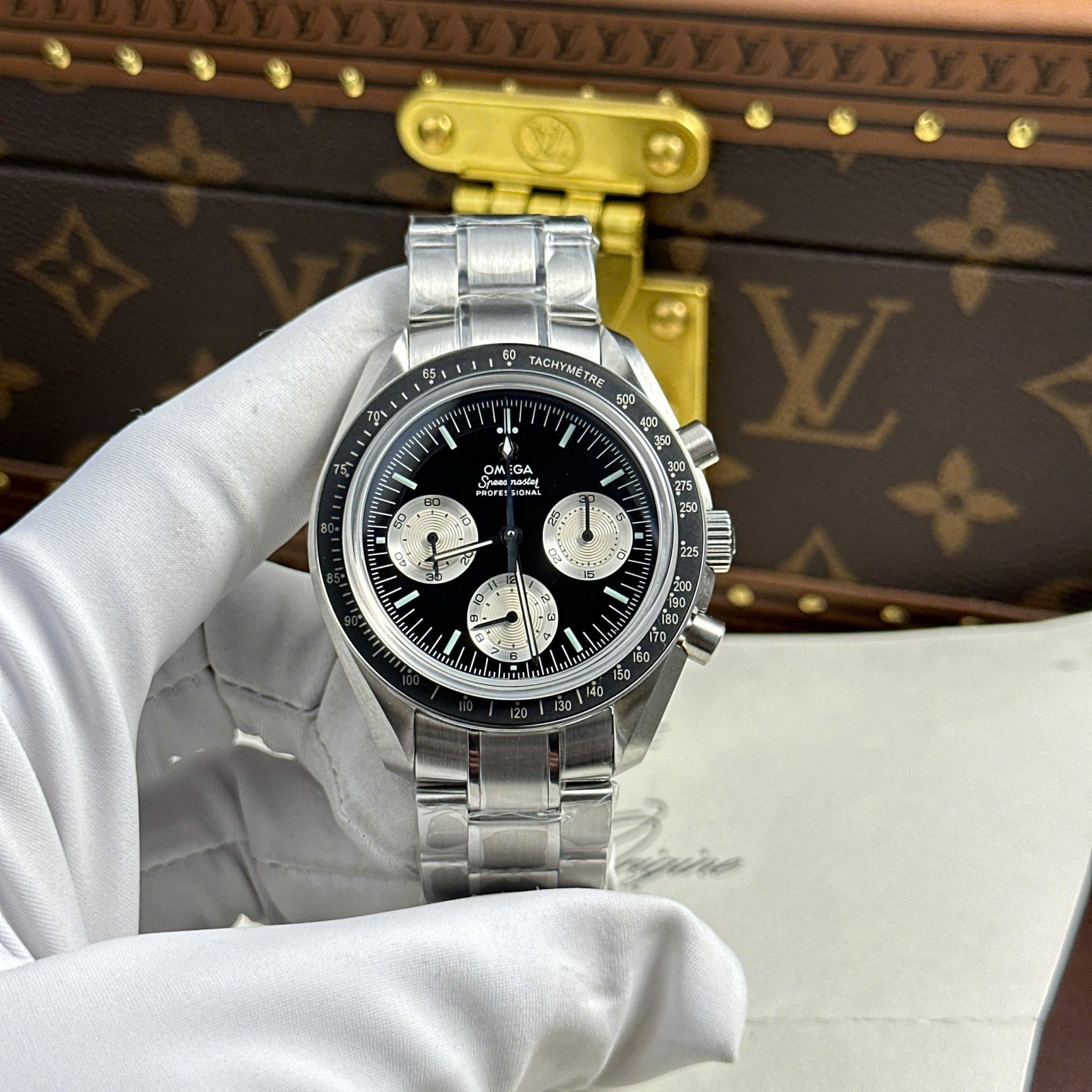 Dong-Ho-Omega-Speedmaster-Moonwatch-Chronograph-Mat-Den-Day-Kim-Loai-Replica-Cao-Cap-Xuong-OM-42mm-3.jpg Omega Speedmaster Moonwatch Chronograph Black Dial Metal Wire Luxury Fake Watches OM Factory 42mm - Image 1