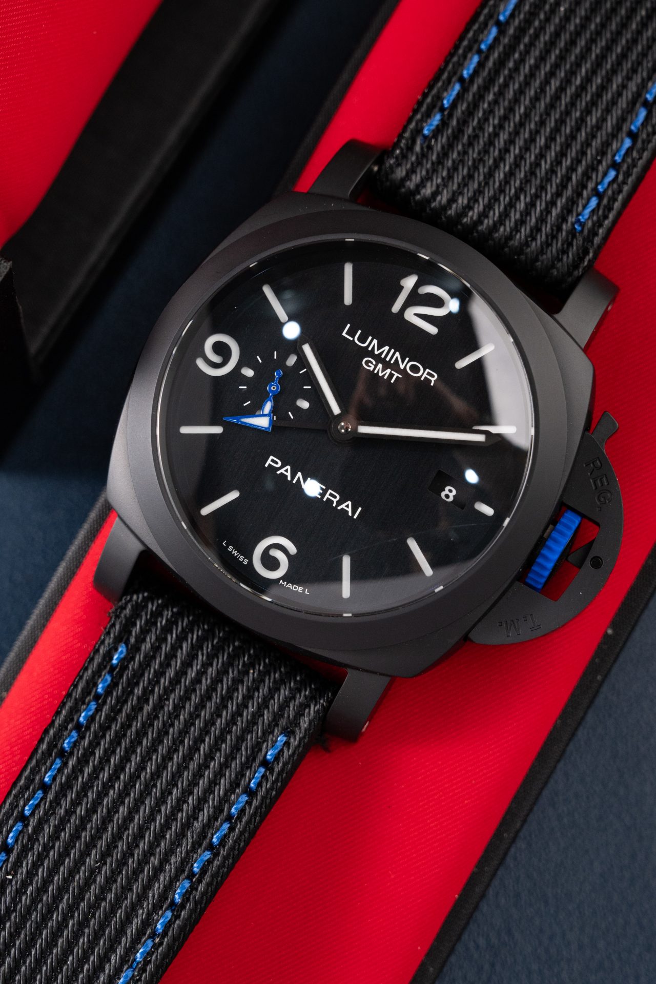 Dong-Ho-Panerai-Luminor-GMT-PAM1176-Replica-11-Vo-Carbon-Day-Vai-Nato-Xuong-VS-44mm-5.jpg Panerai Luminor GMT PAM1176 Carbon Copies Watches Fabic Strap VS Factory 44mm - Image 1