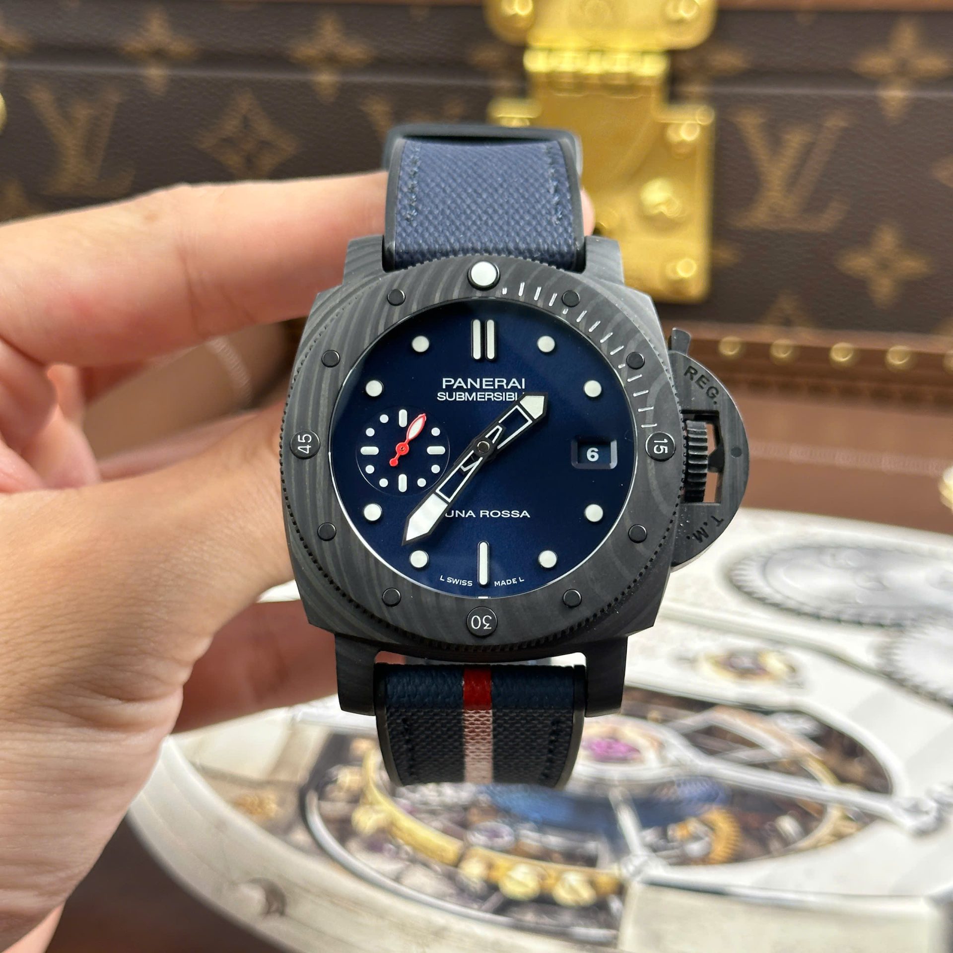 Dong-Ho-Panerai-Submersible-Luna-Rossa-Carbotech-PAM01563-Replica-11-Mat-Xanh-Duong-May-Co-Thuy-Sy-Xuong-VS-42mm-1.jpg Panerai Submersible Luna Rossa Carbotech PAM01563 Replica Watches Blue Dial Automatic Movement VS Factory 42mm - Image 1