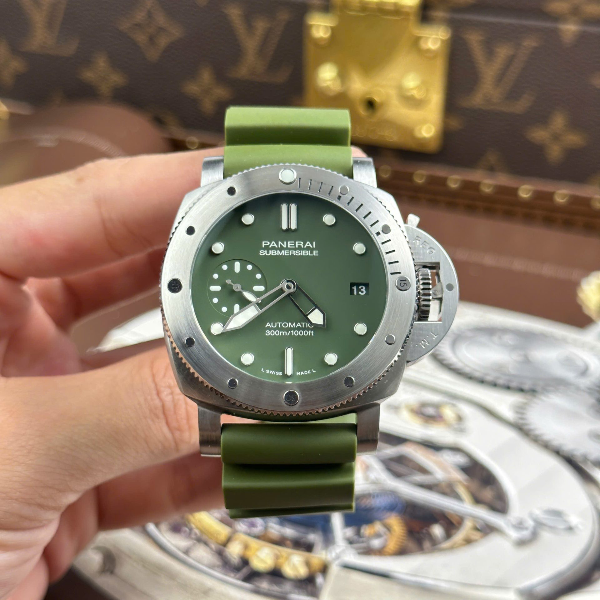 Dong-Ho-Panerai-Submersible-PAM01055-Replica-11-Mau-Xanh-La-Cay-May-Co-Thuy-Sy-Nha-May-VS-42mm-1.jpg Panerai Submersible PAM01055 Replica Watches Green Dial Automatic Movement VS Factory 42mm - Image 1