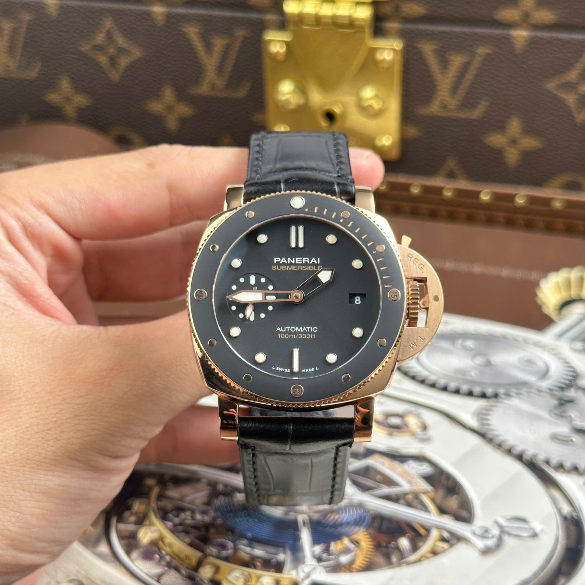 Dong-Ho-Panerai-Submersible-PAM974-Replica-11-Mat-Den-Vo-Ma-Vang-Hong-Xuong-VS-42mm-1.jpg Panerai Submersible PAM974 Rose Gold Replica Watches Black Dial Leather Strap VS Factory 42mm - Image 1