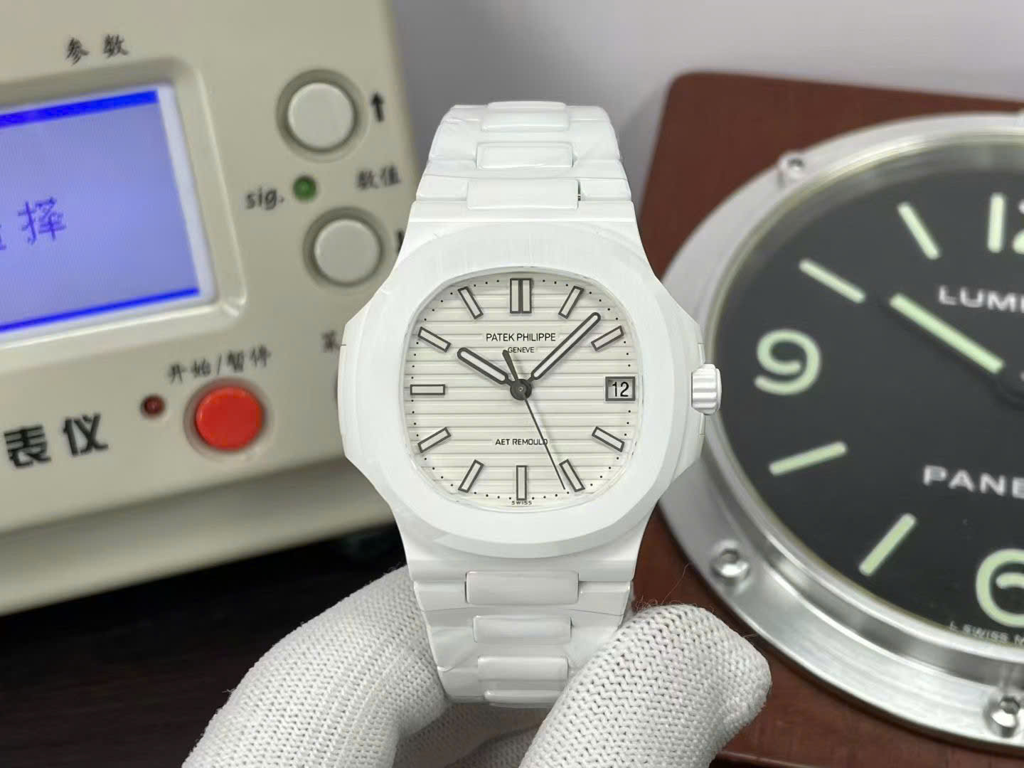 Dong-Ho-Patek-Philippe-Nautilus-5711-Che-Tac-Vo-Gom-Trang-Cao-Cap-Nhat-40mm-8.jpg Patek Philippe Luxury Replica Watches Nautilus 5711 White Ceramic Best Quality 40mm - Image 1
