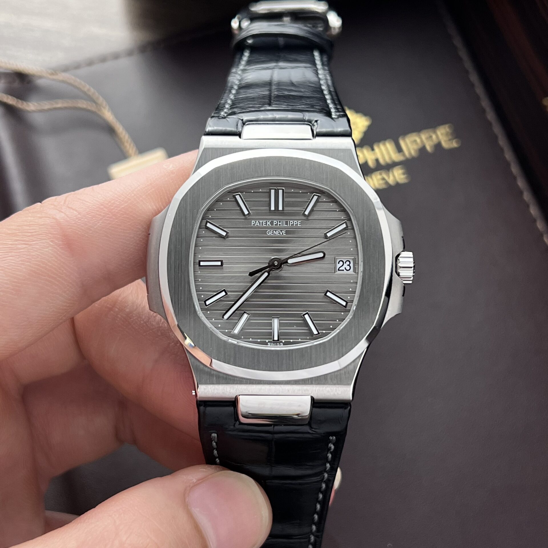 Dong-Ho-Patek-Philippe-Nautilus-5711-Replica-11-Mat-Xam-3K-40mm-6.jpg Patek Philippe Nautilus 5711 Replica Watch Gray Dial 3K 40mm - Image 1