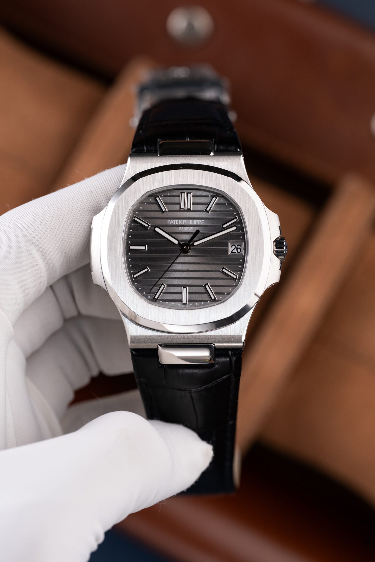 Dong-Ho-Patek-Philippe-Nautilus-5711-Replica-11-Mat-Xam-Day-Da-Tinh-Chinh-Xuong-BBF-40mm.jpg Patek Philippe Nautilus 5711 Luxury Fake Watches Gray Dial Leather Strap BBF Factory 40mm - Image 1
