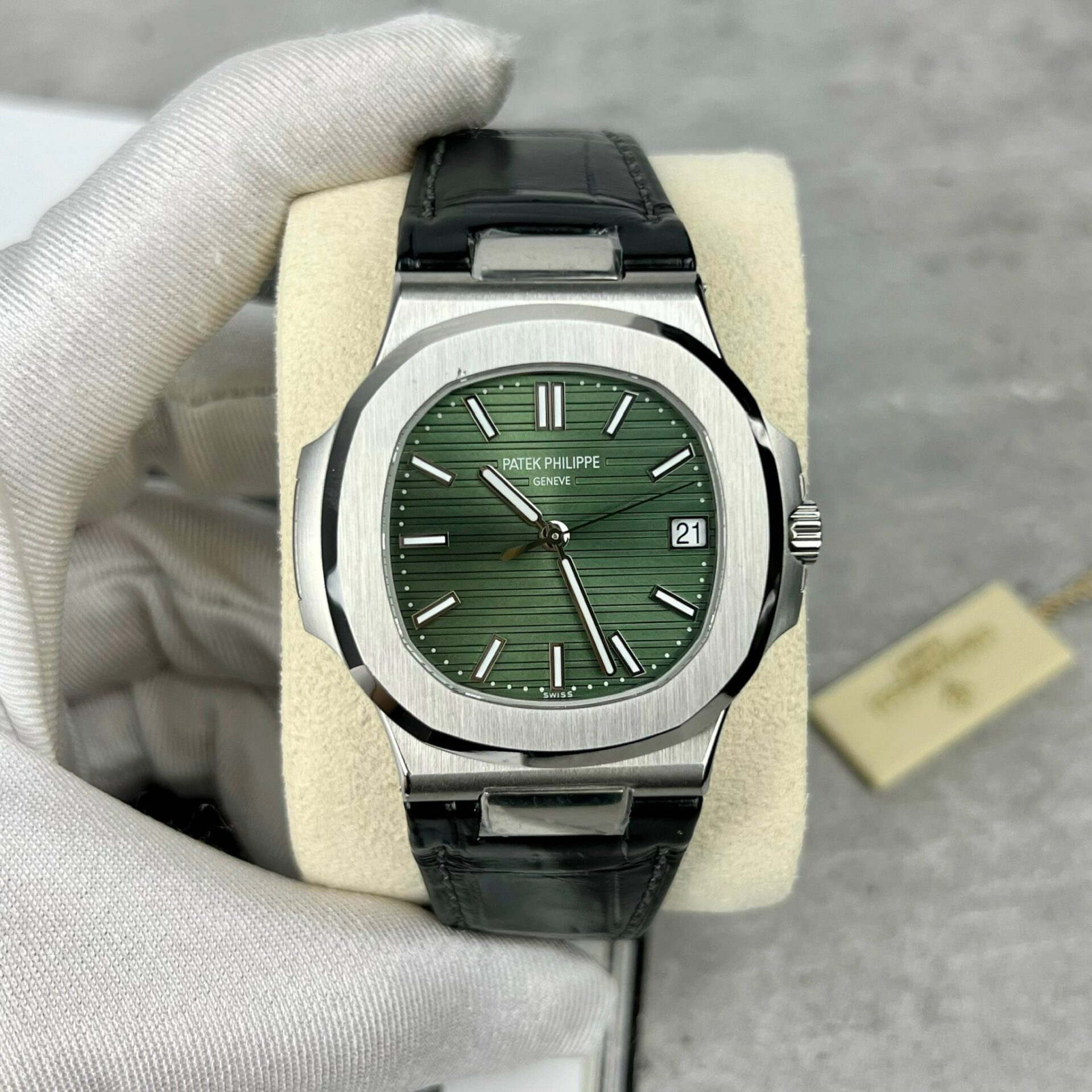 Dong-Ho-Patek-Philippe-Nautilus-5711-Replica-11-Mat-Xanh-La-Cay-40mm-5.jpg Patek Philippe Nautilus 5711 Replica Watch Leather Strap Green Dial 40mm - Image 1
