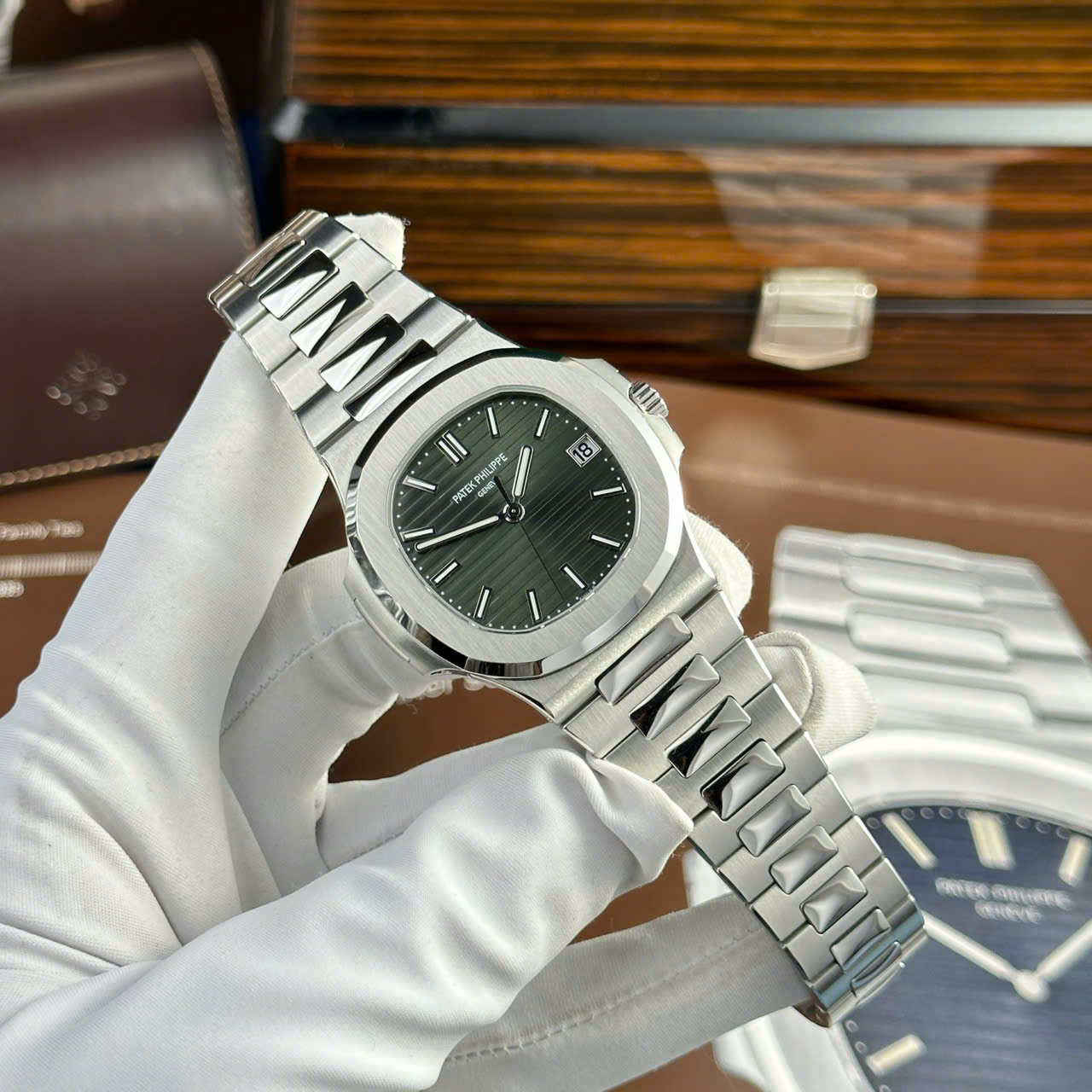 Dong-Ho-Patek-Philippe-Nautilus-5711-Tuy-Chinh-Full-Options-Like-Auth-Mat-Xanh-Green-40mm-2.jpg Patek Philippe Nautilus 5711 Refined Full Options Green Dial Best Top Quality Watch 40mm - Image 1