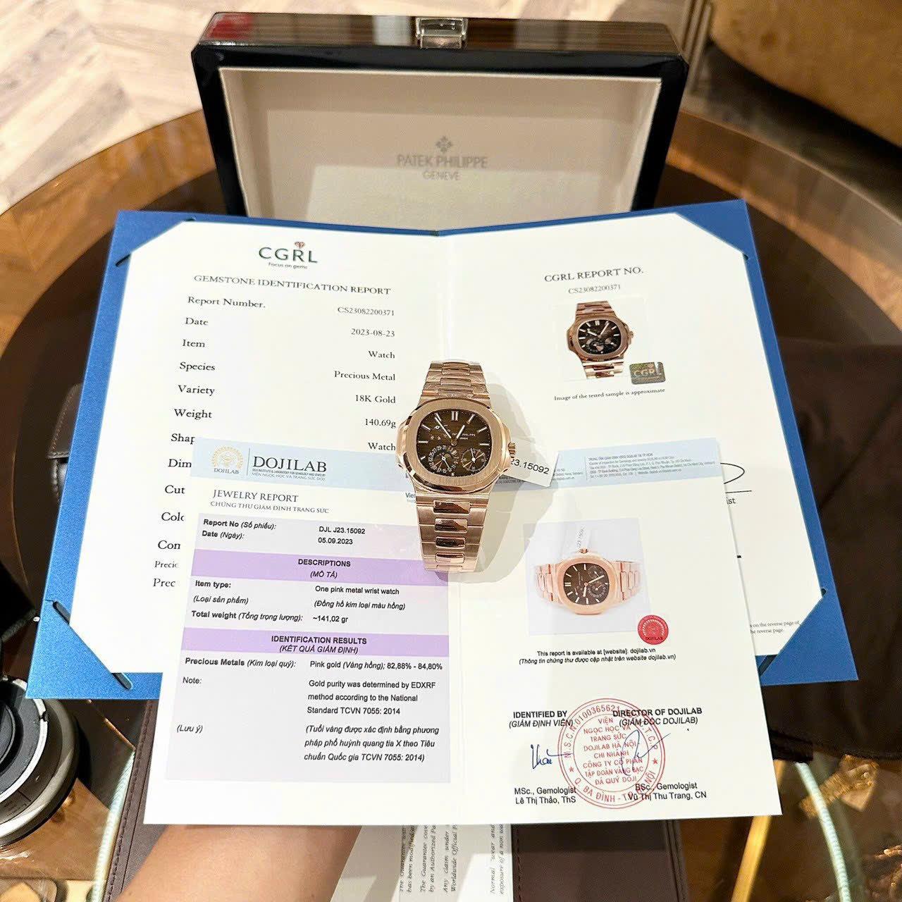 Dong-Ho-Patek-Philippe-Nautilus-5712-Boc-Vang-Mat-Chocolate-GRF-40mm-1.jpg Patek Philippe Nautilus 5712 Gold Wrapped Chocolate Dial GRF 40mm - Image 1