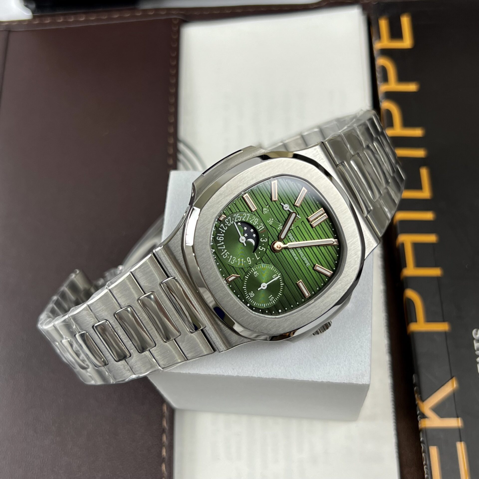Dong-Ho-Patek-Philippe-Nautilus-5712-Mat-Xanh-La-Cay-ZF-40mm-1.jpg Patek Philippe Nautilus 5712 Replica 1:1 Watch Green Dial ZF 40mm - Image 1