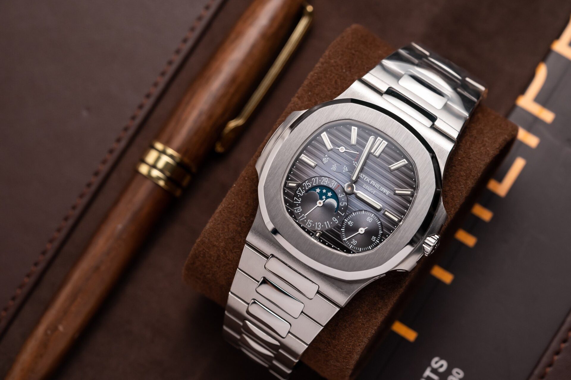Dong-Ho-Patek-Philippe-Nautilus-5712-Replica-11-PPF-V2-Full-Chuc-Nang-1.jpg Patek Philippe Nautilus 5712 Replica 1:1 Watch Gray Dial PPF V2 40mm - Image 1