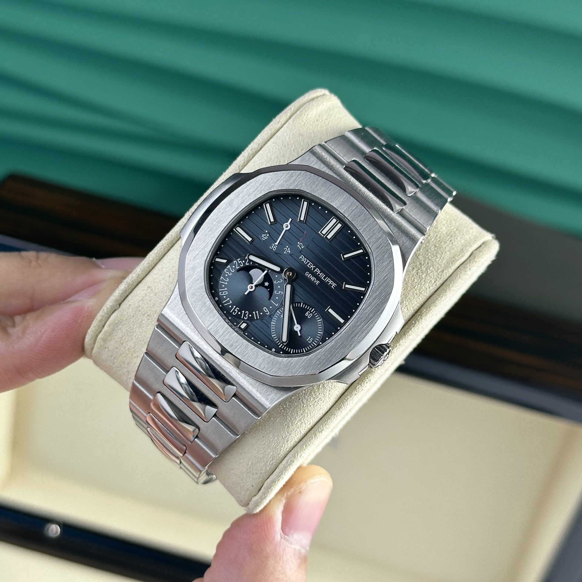 Dong-Ho-Patek-Philippe-Nautilus-5712-Tinh-Chinh-Mat-So-O-Lich-Vo-May-40mm-1.jpg Patek Philippe Best Replica Watch Nautilus 5712 Custom Authentic Details 40mm - Image 1