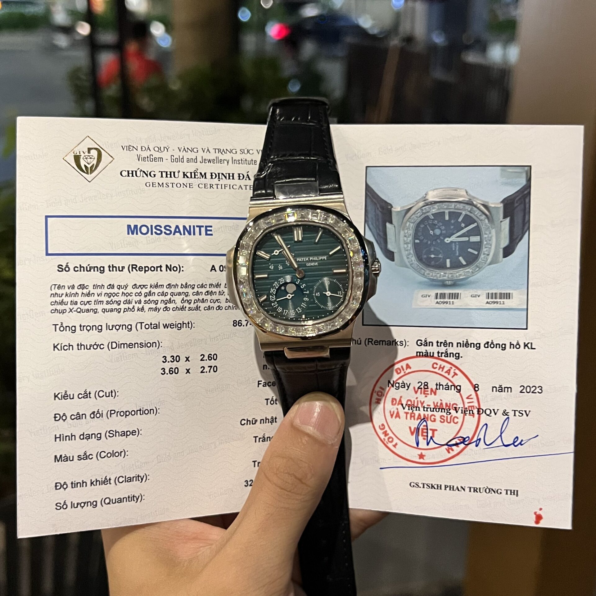 Dong-Ho-Patek-Philippe-Nautilus-5722G-Dinh-Kim-Cuong-Moissanite-40mm-2.jpg Patek Philippe Nautilus 5722G With Diamond Moissanite Replica 11 Watch 40mm - Image 1