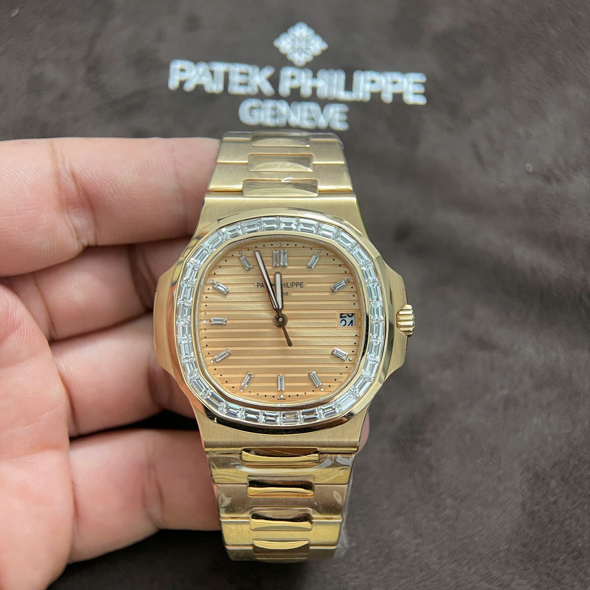 Dong-Ho-Patek-Philippe-Nautilus-5723-Che-Tac-Vang-Hong-18K-Nguyen-Khoi-Kim-Cuong-Tu-Nhien-40mm-1.jpg Patek Philippe Nautilus 5723 Replica Watches Custom Solid Rose Gold 18K And Diamonds Natural 40mm - Image 1