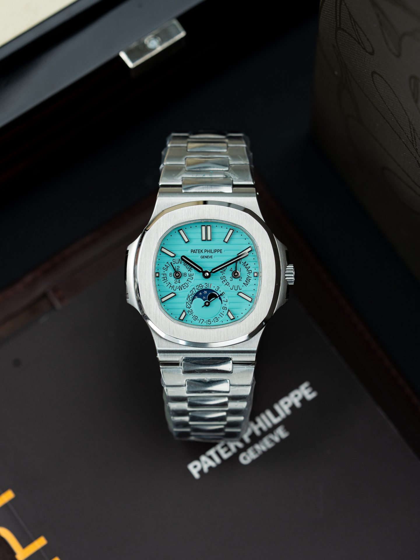 Dong-Ho-Patek-Philippe-Nautilus-5740-Replica-11-Mat-Tiffany-May-Co-Thuy-Sy-40mm-12.jpg Patek Philippe Nautilus 5740 Luxury Fake Watches Tiffany Dial Automatic Movement 40mm - Image 1