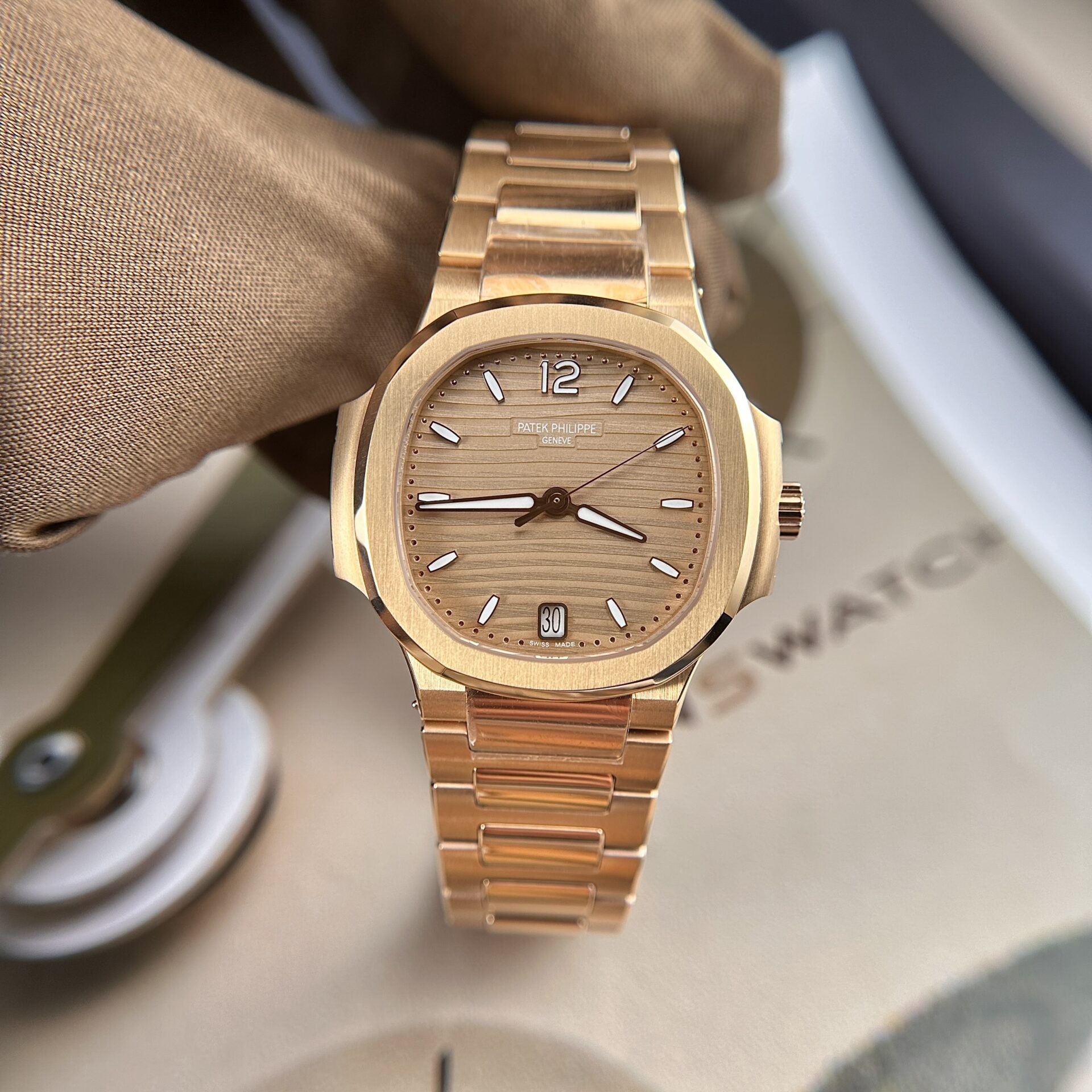 Dong-Ho-Patek-Philippe-Nautilus-7118-Replica-Mau-Vang-Hong-Nha-May-3K-3.jpg Patek Philippe Nautilus 7118 Replica Watch Rose Gold 3K Factory 35.2mm - Image 1