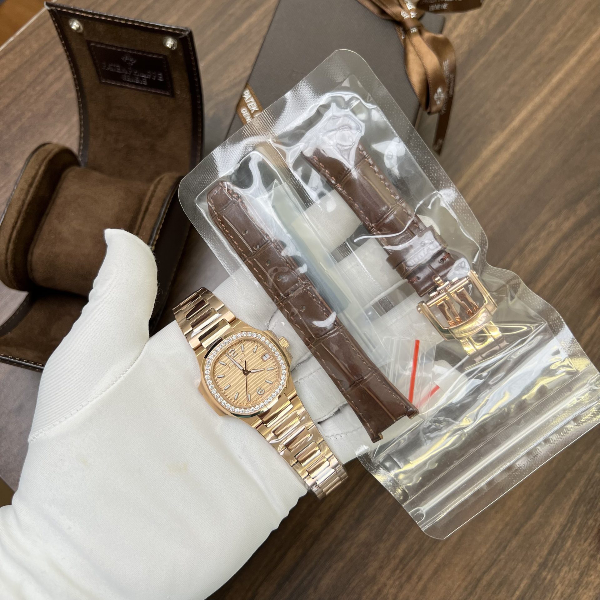 Dong-Ho-Patek-Philippe-Nu-Dinh-Da-Nautilus-7010-Replica-11-32mm-2.jpg Patek Philippe Fake Watch Nautilus 7010 Dial Yellow 32mm - Image 1