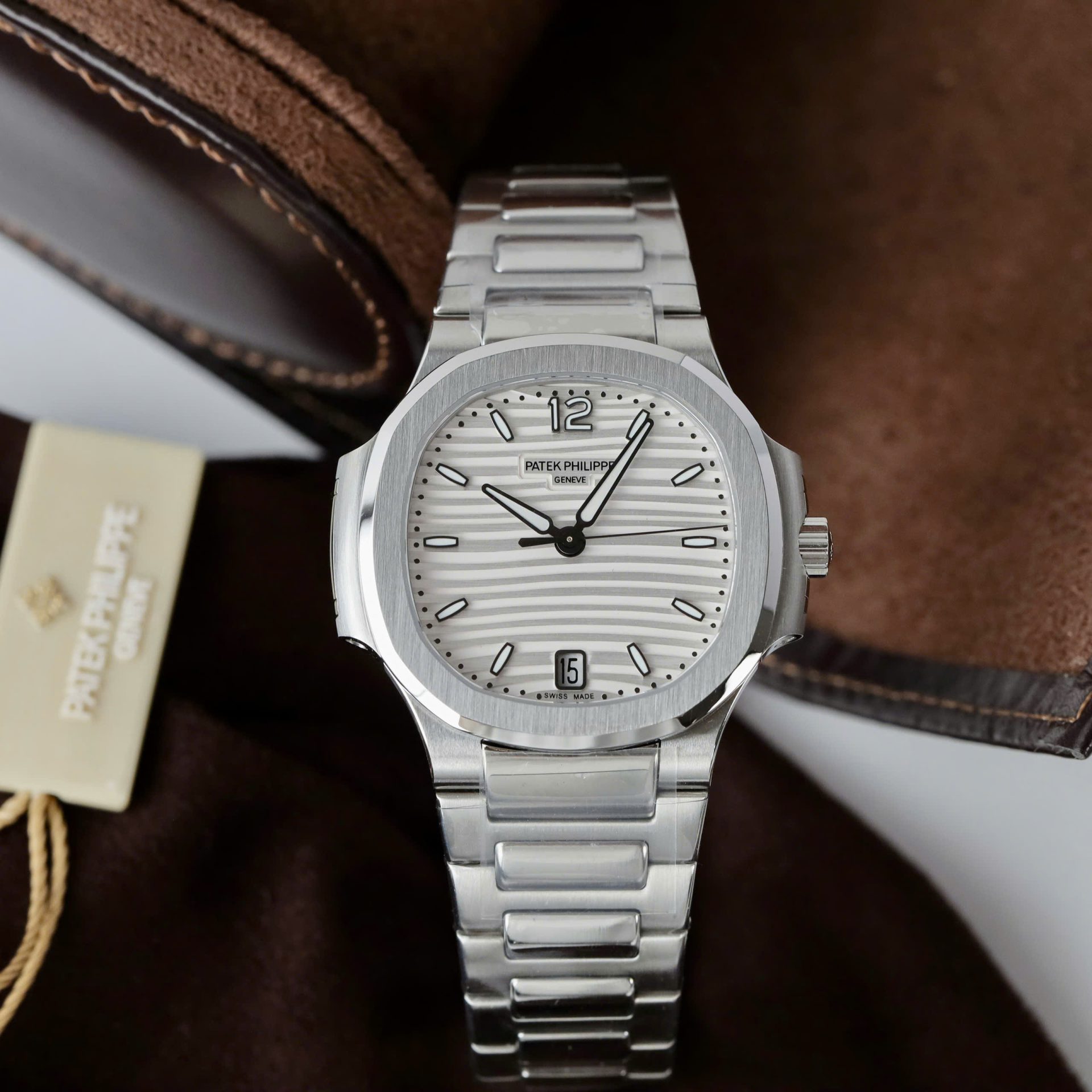 Dong-Ho-Patek-Philippe-Nu-Replica-11-Nautilus-7118-Mat-Trang-Day-Kim-Loai-Xuong-3K-35-1.jpg Patek Philippe Knock Off Watches Nautilus 7118 White Dial Metal Wire 3K Factory 35.2mm - Image 1