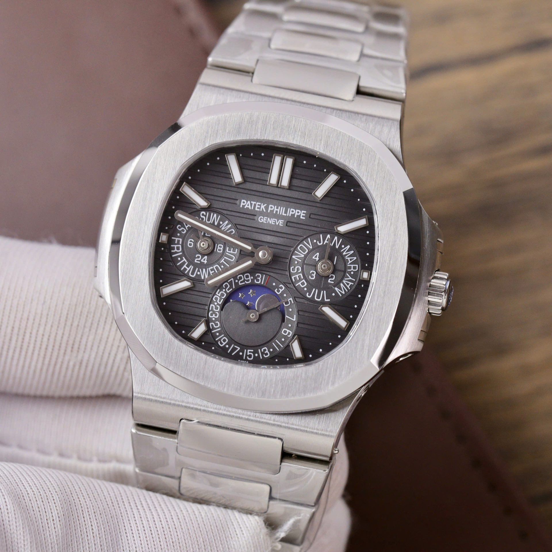 Dong-Ho-Patek-Philippe-Replica-11-Nautilus-5740-Nam-Mat-Xam-Day-Kim-Loai-40mm-2.jpg Patek Philippe Men Replica Watch Nautilus 5740 Gray Dial Metal Wire 40mm - Image 1
