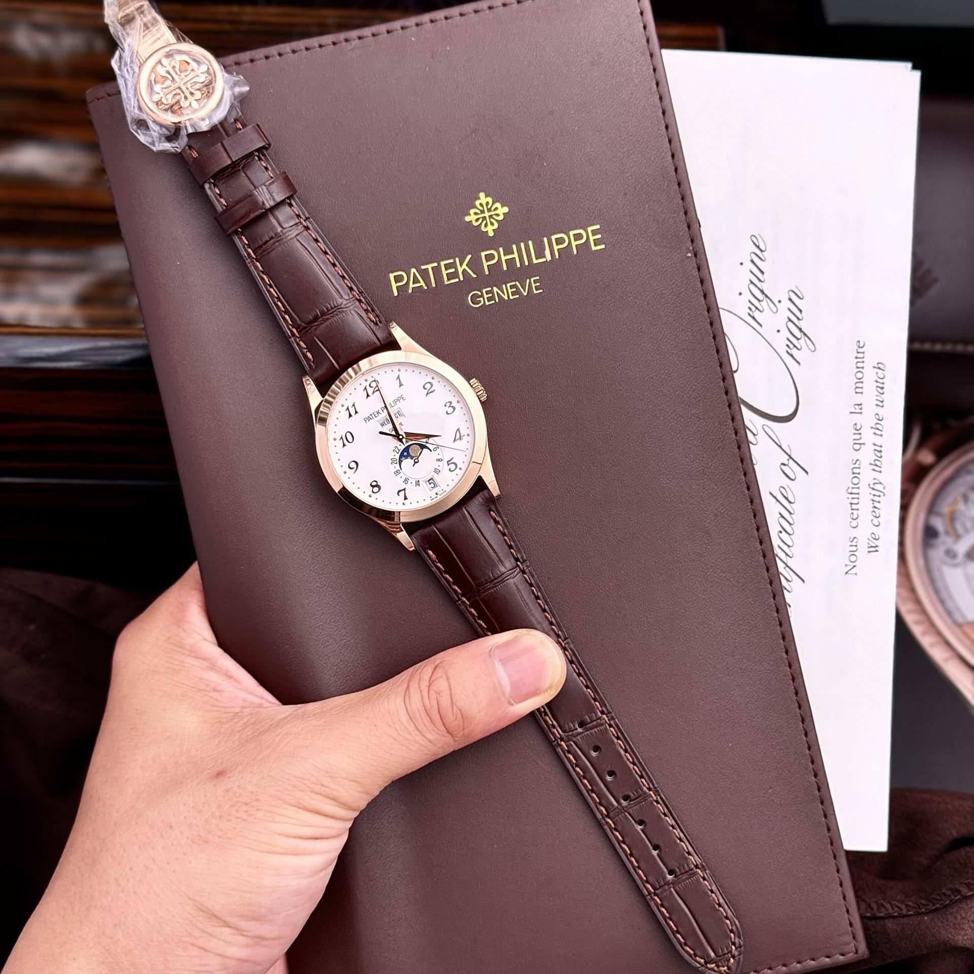 Dong-Ho-Patek-Philippe-Replica-Complications-5396R-Nam-Day-Da-Nau-1.jpg Patek Philippe Replica Watches Complications 5396R White Dial Leather Strap 38.5mm - Image 1
