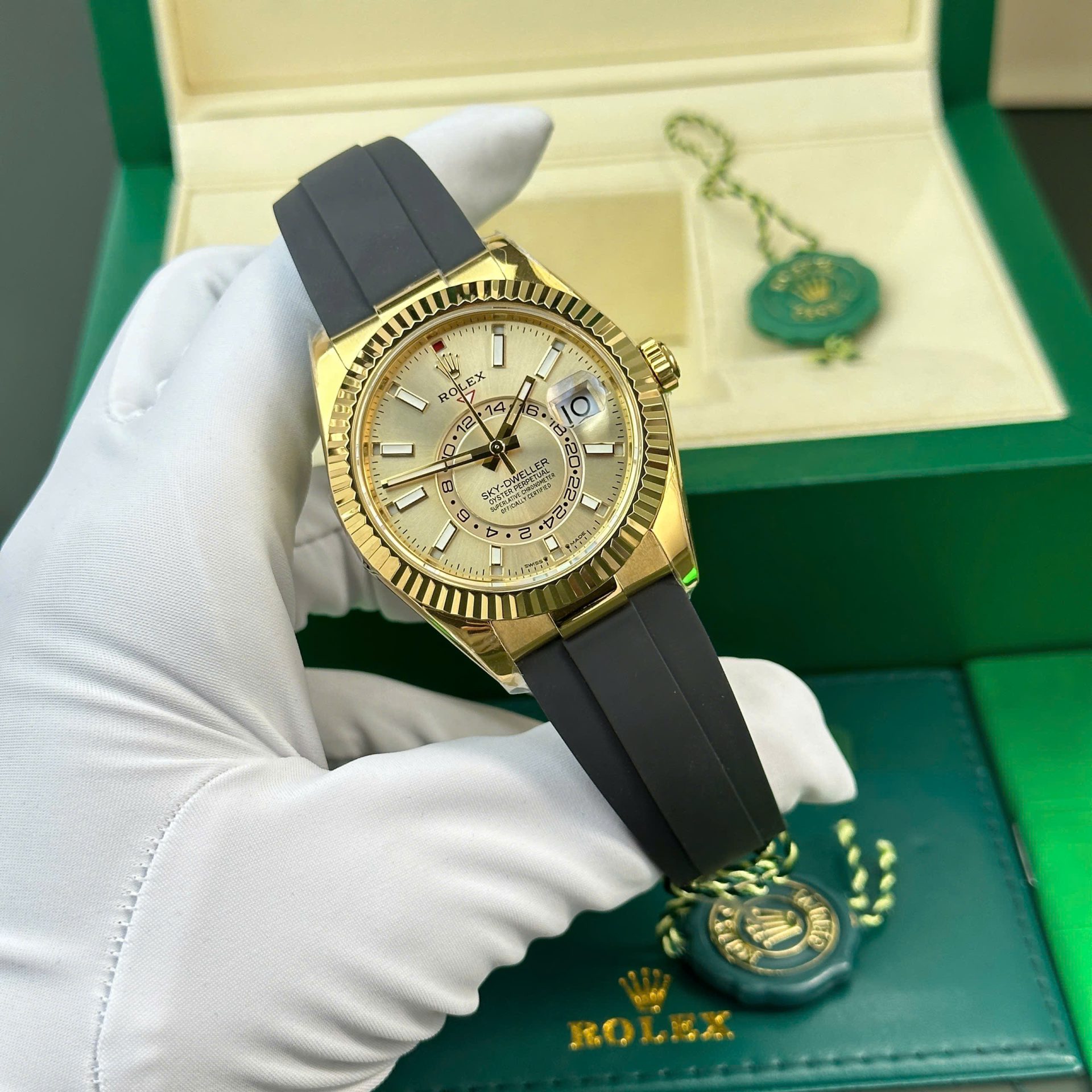 Dong-Ho-Rolex-Che-Tac-Sky-Dweller-Mat-Vang-Champagne-Nang-192-Grams-Xuong-ZF-42mm-3.jpg Rolex Sky-Dweller Yellow Champagne Dial Luxury Replica Watches Weight 192 Grams ZF Factory 42mm - Image 1