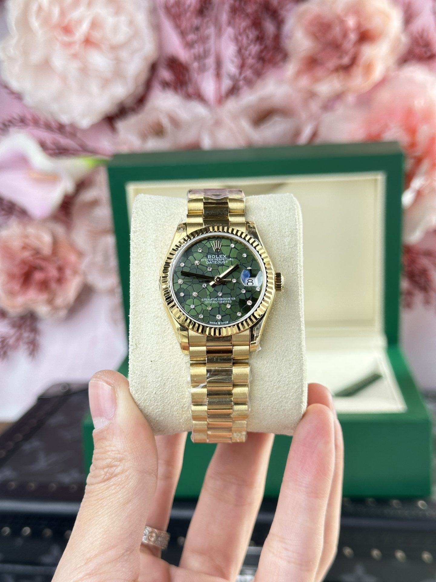 Dong-Ho-Rolex-DateJust-278288-Replica-11-Nu-Mat-So-Hoa-Tiet-Hoa-Xanh-Oliu-31mm-8.jpg Rolex Replica Watch DateJust 278288 Olive Flower Pattern Dial 31mm - Image 1