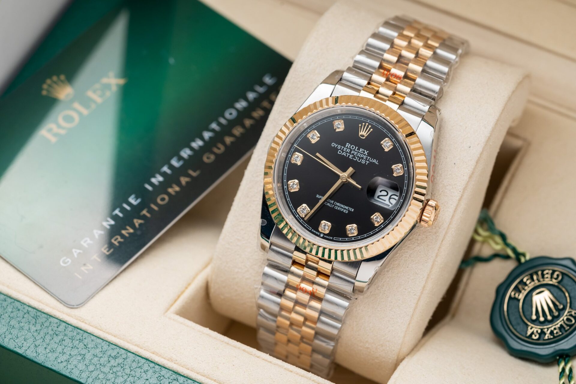 Dong-Ho-Rolex-DateJust-Boc-Vang-That-Mat-Den-Nam-Nha-May-GM-36mm-7.jpg Rolex DateJust Black Dial Gold Wrapped Replica Watch GM Factory 36mm - Image 1