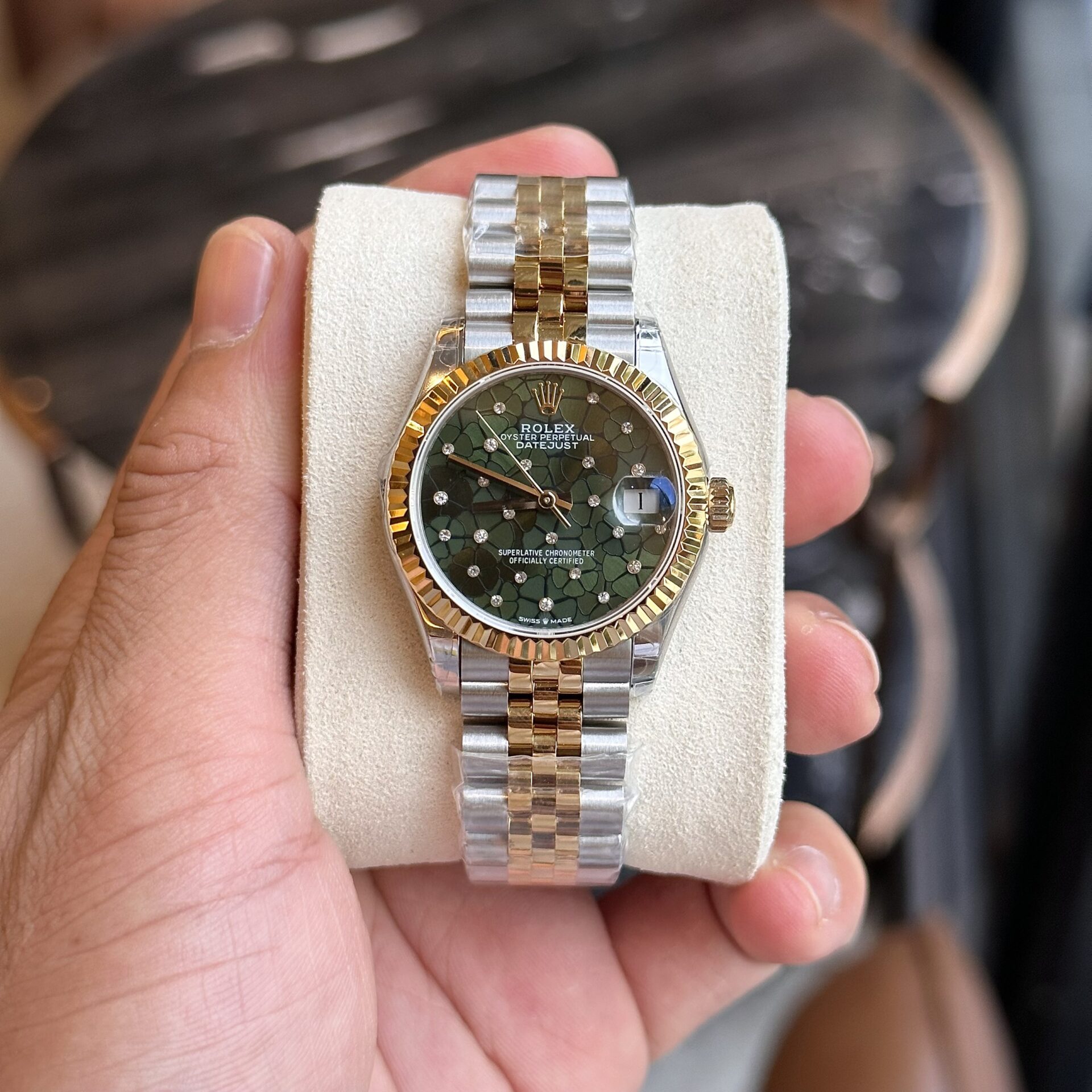 Dong-Ho-Rolex-DateJust-Demi-Gold-Mat-So-Cay-La-Xanh-31mm-7.jpg Rolex DateJust Replica Watch Demi Gold Green Leaf Dial 31mm - Image 1