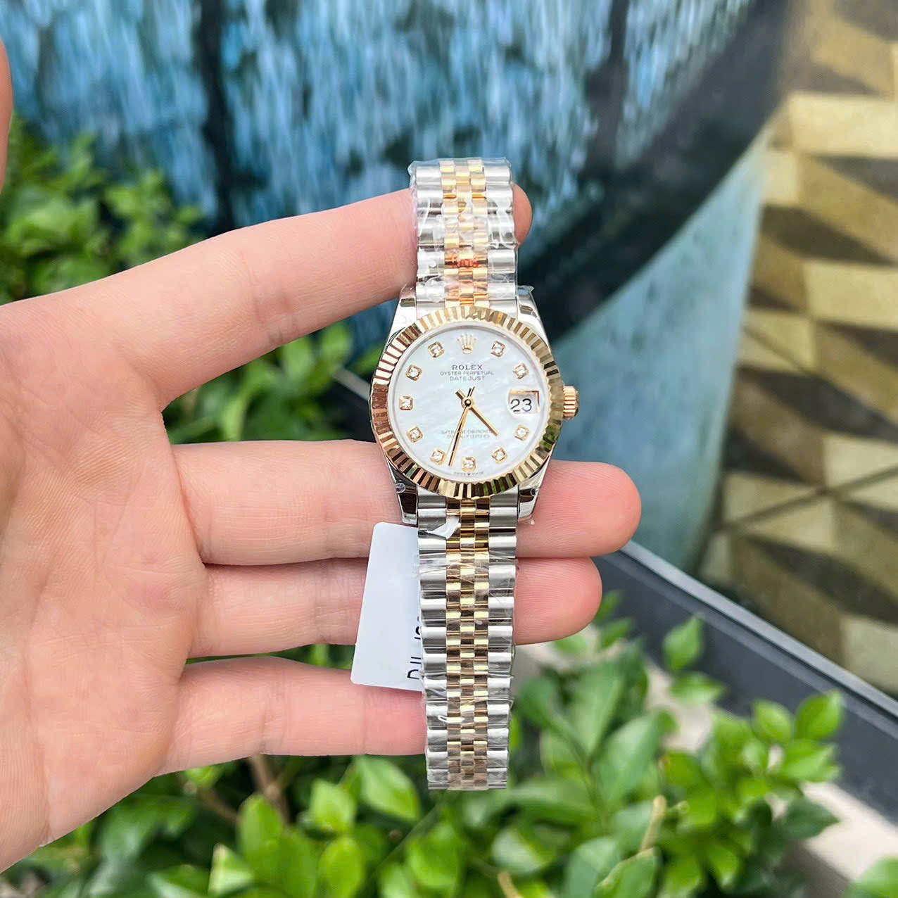 Dong-Ho-Rolex-DateJust-Nu-Boc-Vang-18K-Mat-Xa-Cu-GM-Factory-31mm-1.jpg Rolex DateJust 18K Gold Wrapped Replica Watch Mother-of-Pearl Dial GM Factory 31mm - Image 1