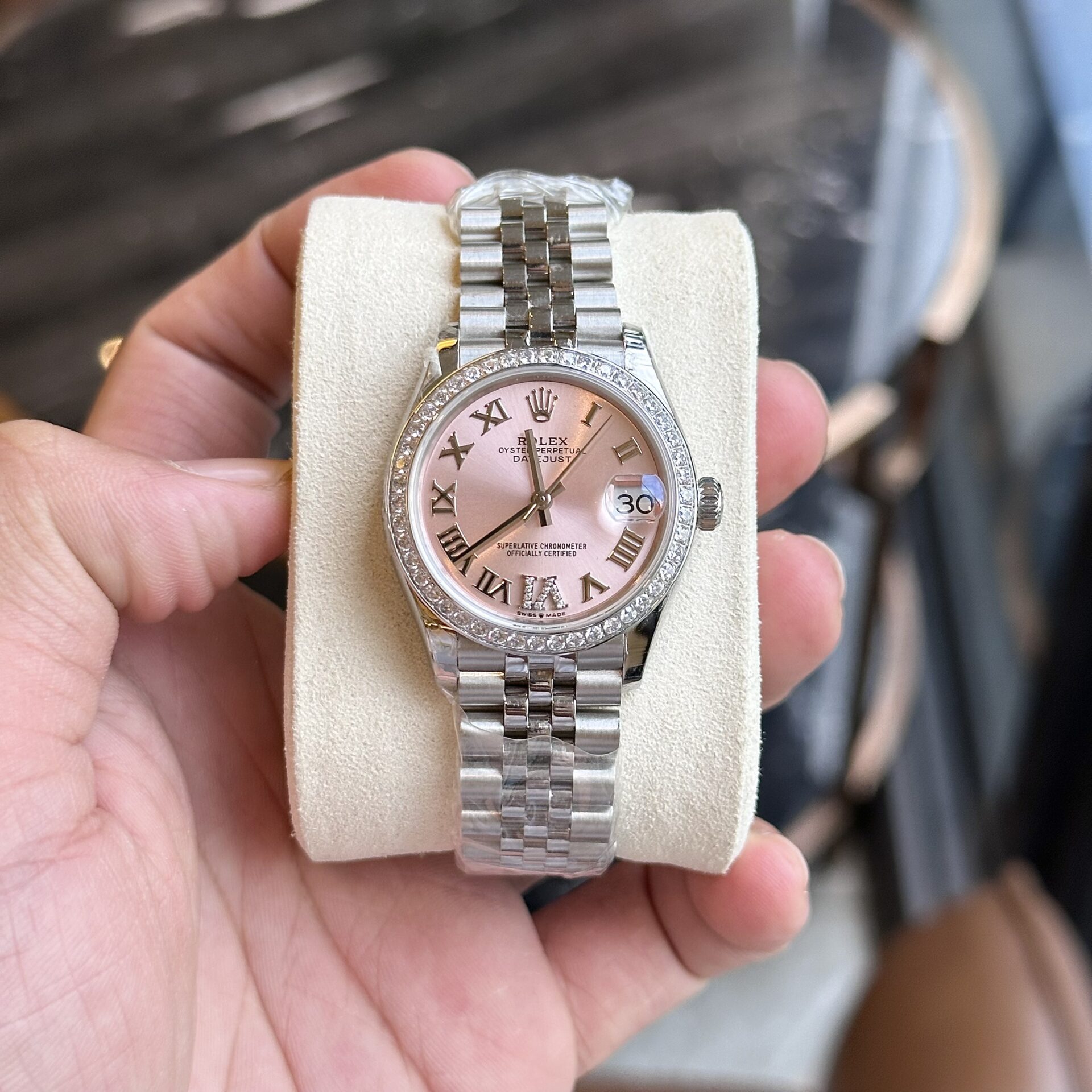 Dong-Ho-Rolex-DateJust-Nu-Dinh-Da-Mat-So-Mau-Hong-EW-31mm-2.jpg Rolex DateJust With Diamonds Pink Dial Replica Women-s Watch EW 31mm - Image 1