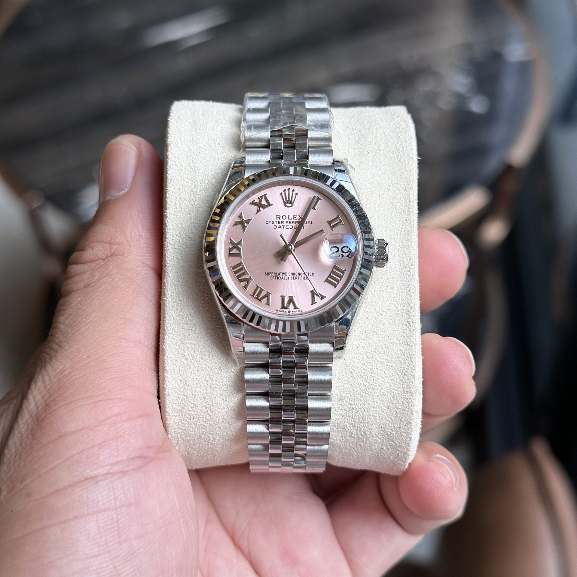 Dong-Ho-Rolex-DateJust-Nu-Mat-Hong-Coc-So-La-Ma-EW-31mm-2.jpg Rolex DateJust Pink Dial Replica Women-s Watch Roman Numerals EW 31mm - Image 1