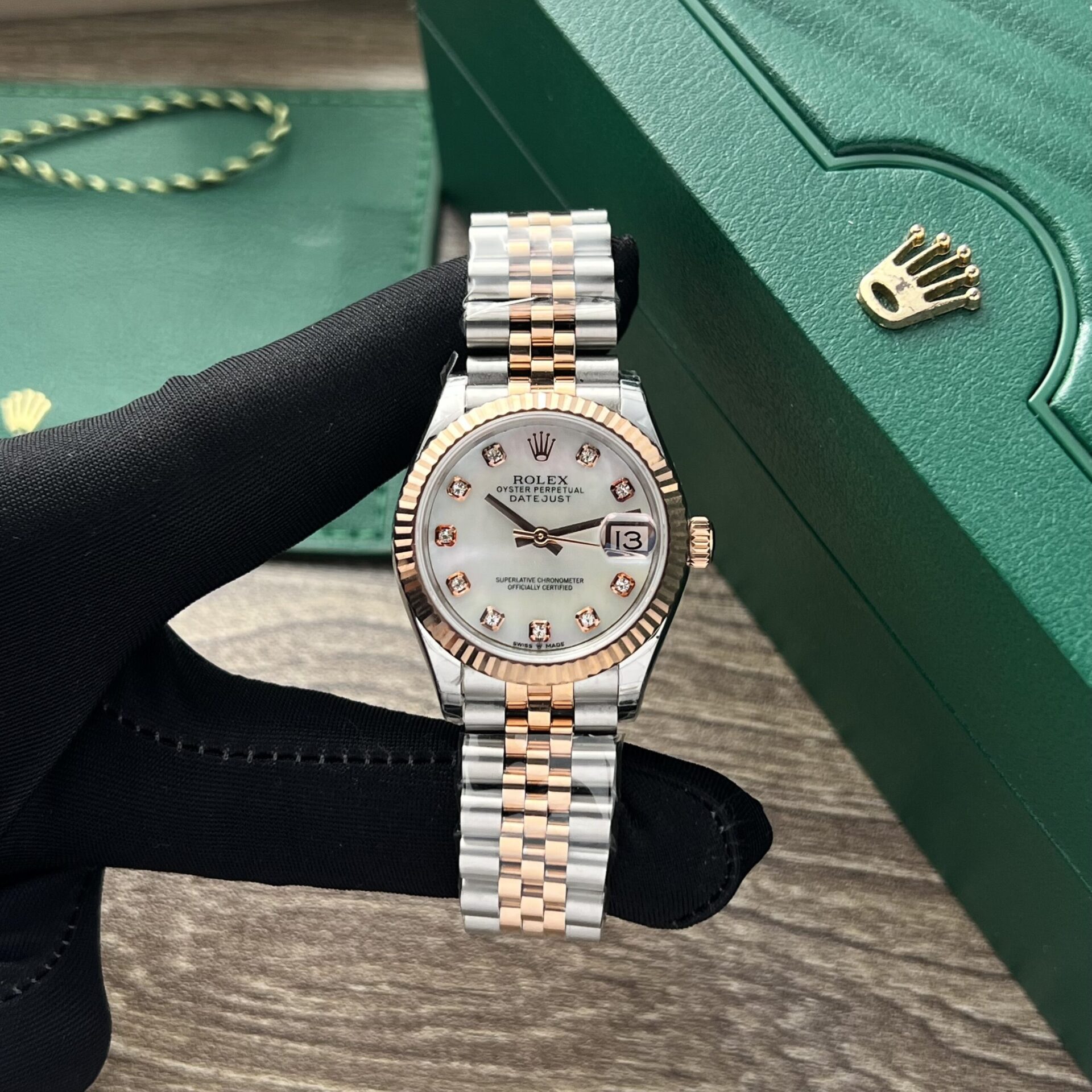 Dong-Ho-Rolex-DateJust-Nu-Vang-Hong-Coc-So-Dinh-Da-31mm-3-scaled-1.jpg Rolex DateJust Fake Watch Womens Mother Of Pearl Dial 31mm - Image 1