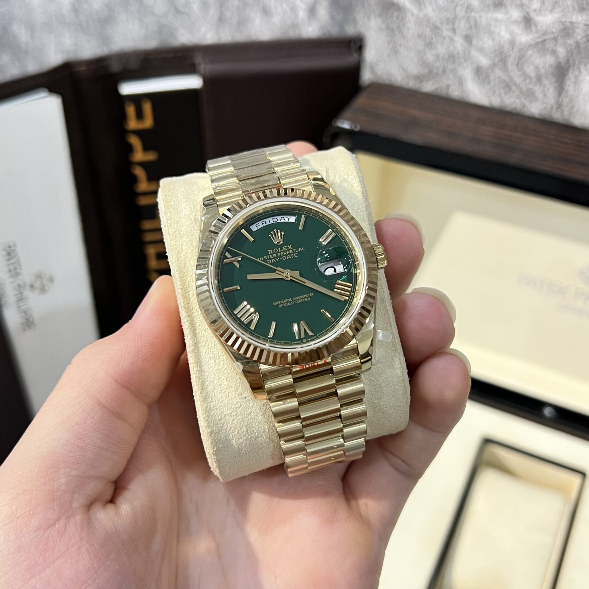Dong-Ho-Rolex-Day-Date-228238-Replica-11-Tinh-Chinh-166gr-GM-V2-40mm-2.jpg Rolex Day-Date 228238 Replica Watch Green Dial Refined 166gr GM V2 40mm - Image 1
