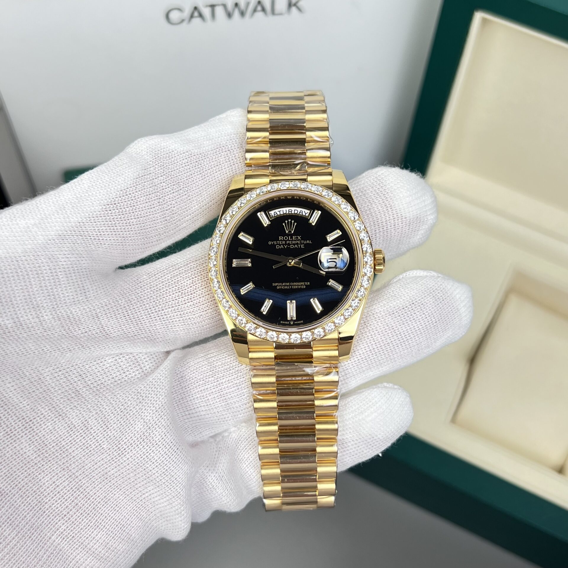 Dong-Ho-Rolex-Day-Date-Boc-Vang-18K-Mat-So-Den-GM-V2-7.jpg Rolex Day-Date Replica Watch 18K Gold Wrapped Black Dial With Diamond Bezel GM V2 40mm - Image 1