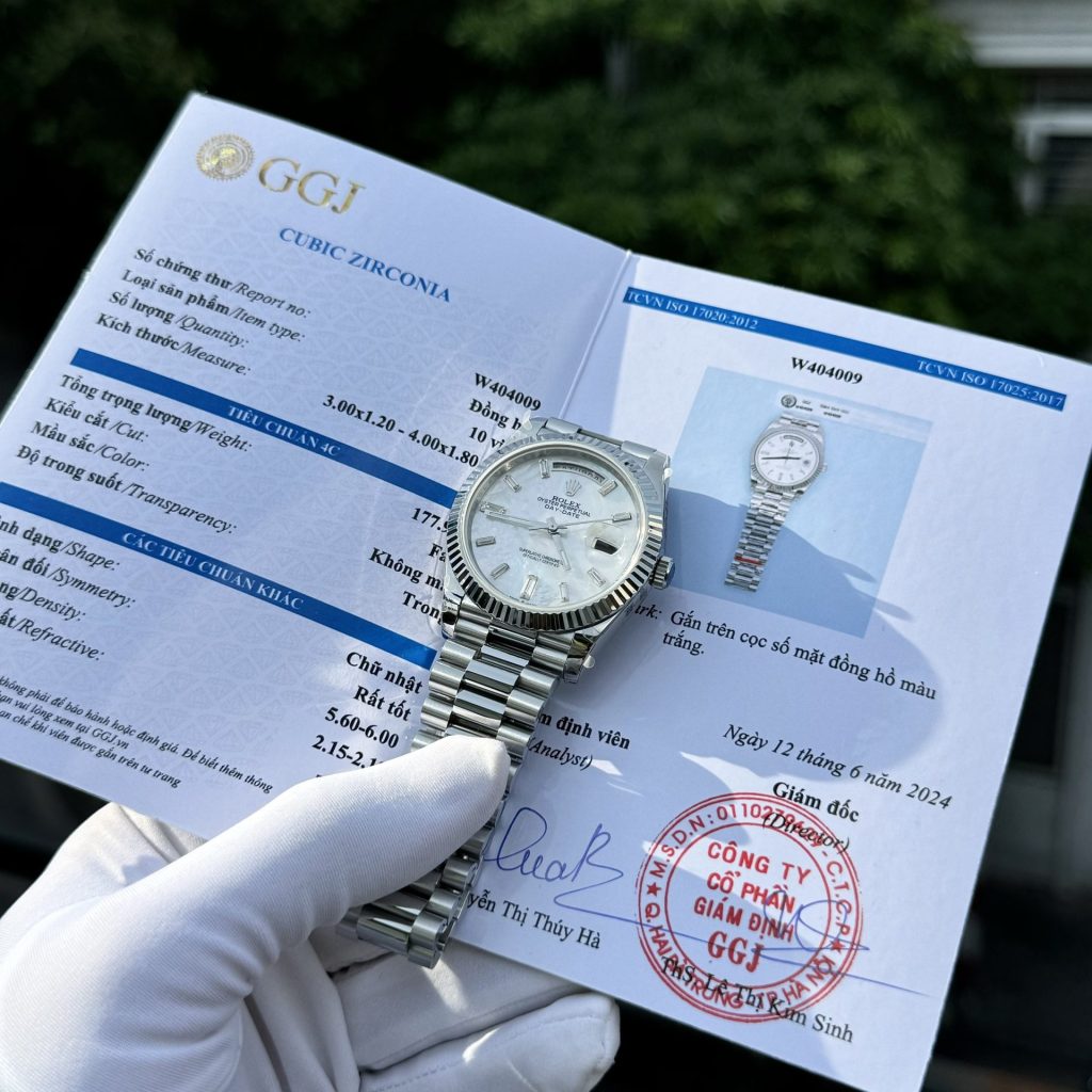 Dong-Ho-Rolex-Day-Date-Che-Tac-Mat-Xa-Cu-Coc-So-Dinh-Kim-Cuong-Moissanite-Baguetee-40mm-6.jpg Rolex Day-Date Replica Watch Custom Mother Of Pearl & Moissanite Diamonds Baguetee 40mm - Image 1