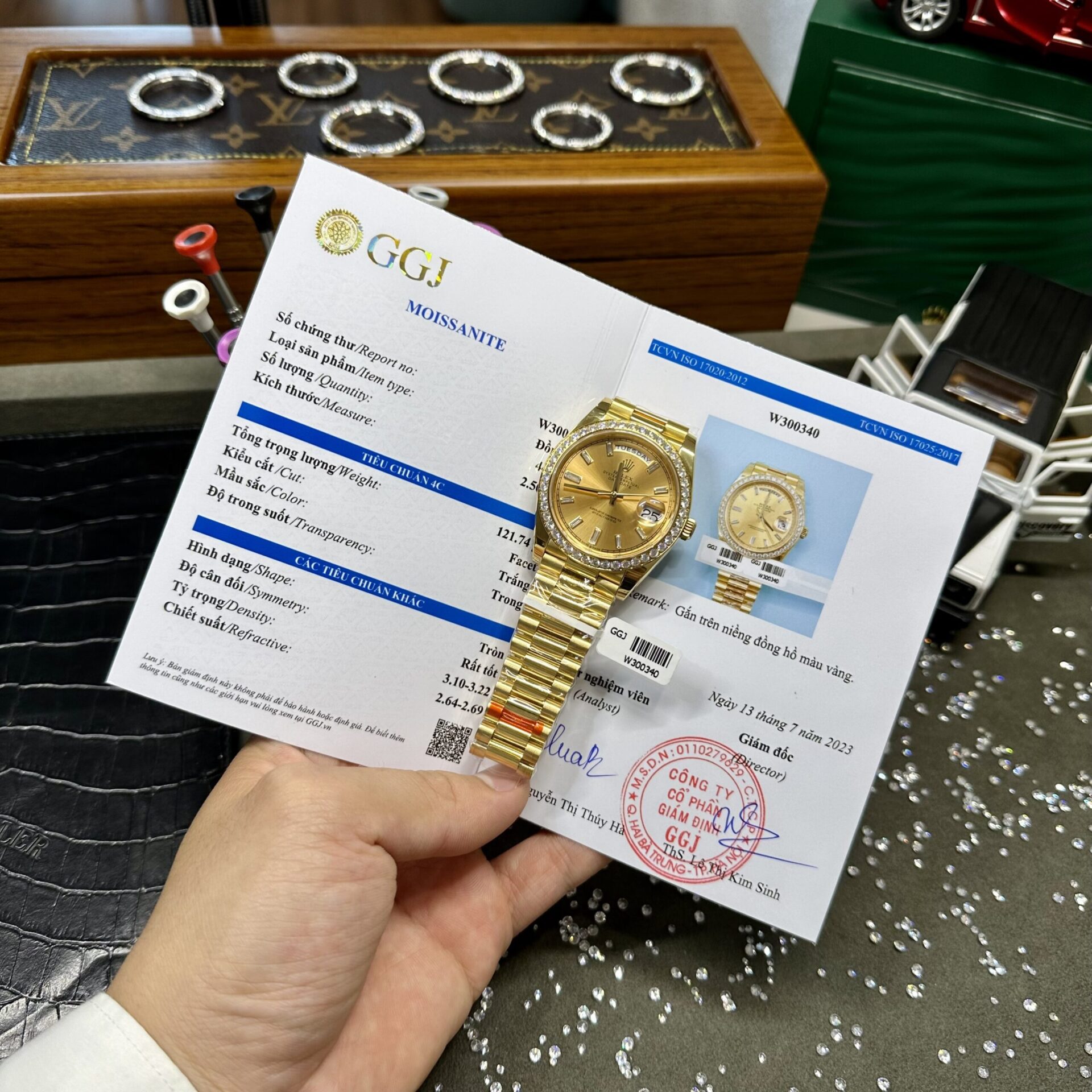 Dong-Ho-Rolex-Day-Date-Do-Kim-Cuong-Moissanite-EWF-40mm-1-scaled-1.jpg Rolex Day-Date Fake Watches Yellow Dial Moissanite Diamonds EW Factory 40mm - Image 1