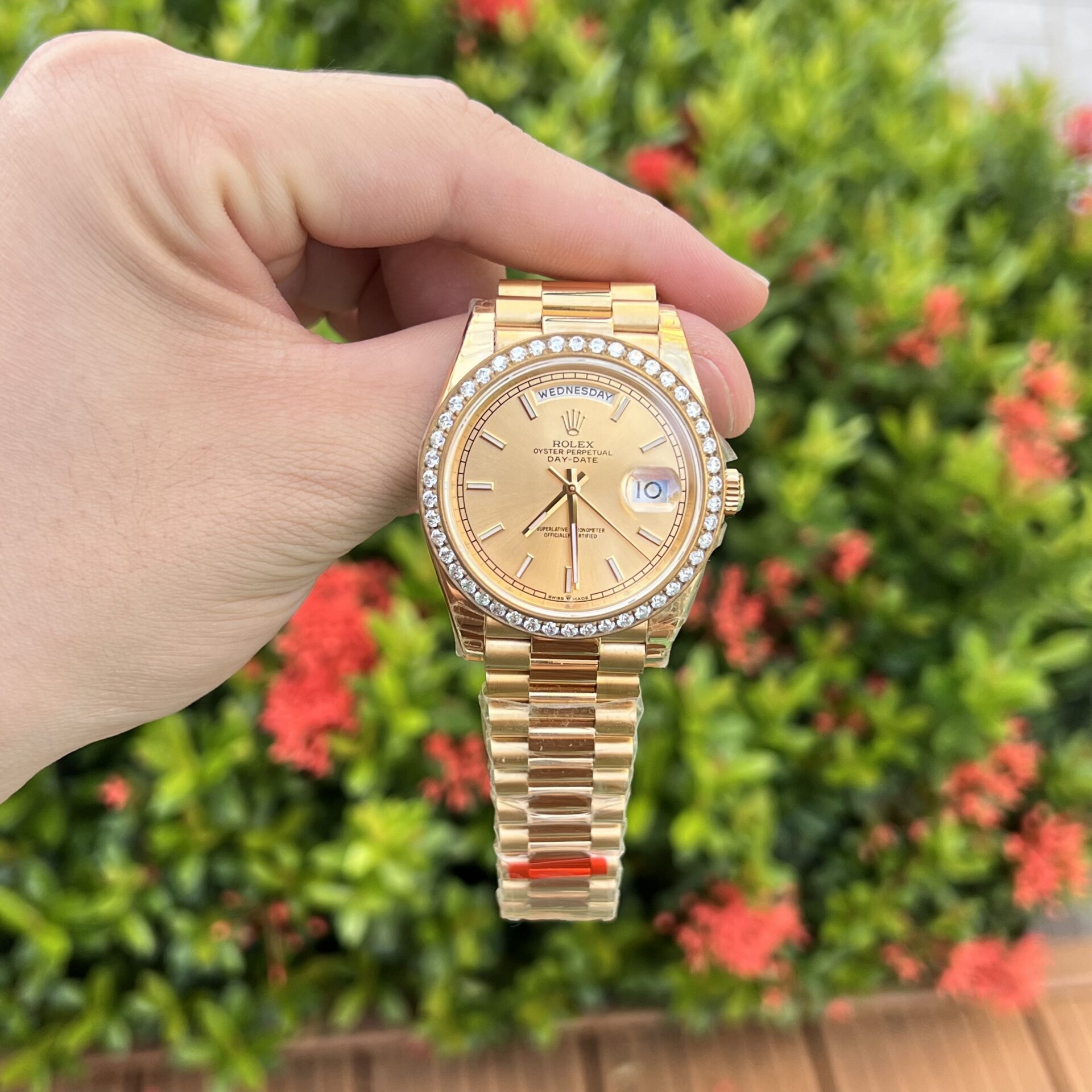 Dong-Ho-Rolex-Day-Date-Nam-Dinh-Da-Mau-Vang-Champagne-40mm-4.jpg Rolex Day-Date Best Replica Watch Diamond Bezel Champagne Dial 40mm - Image 1