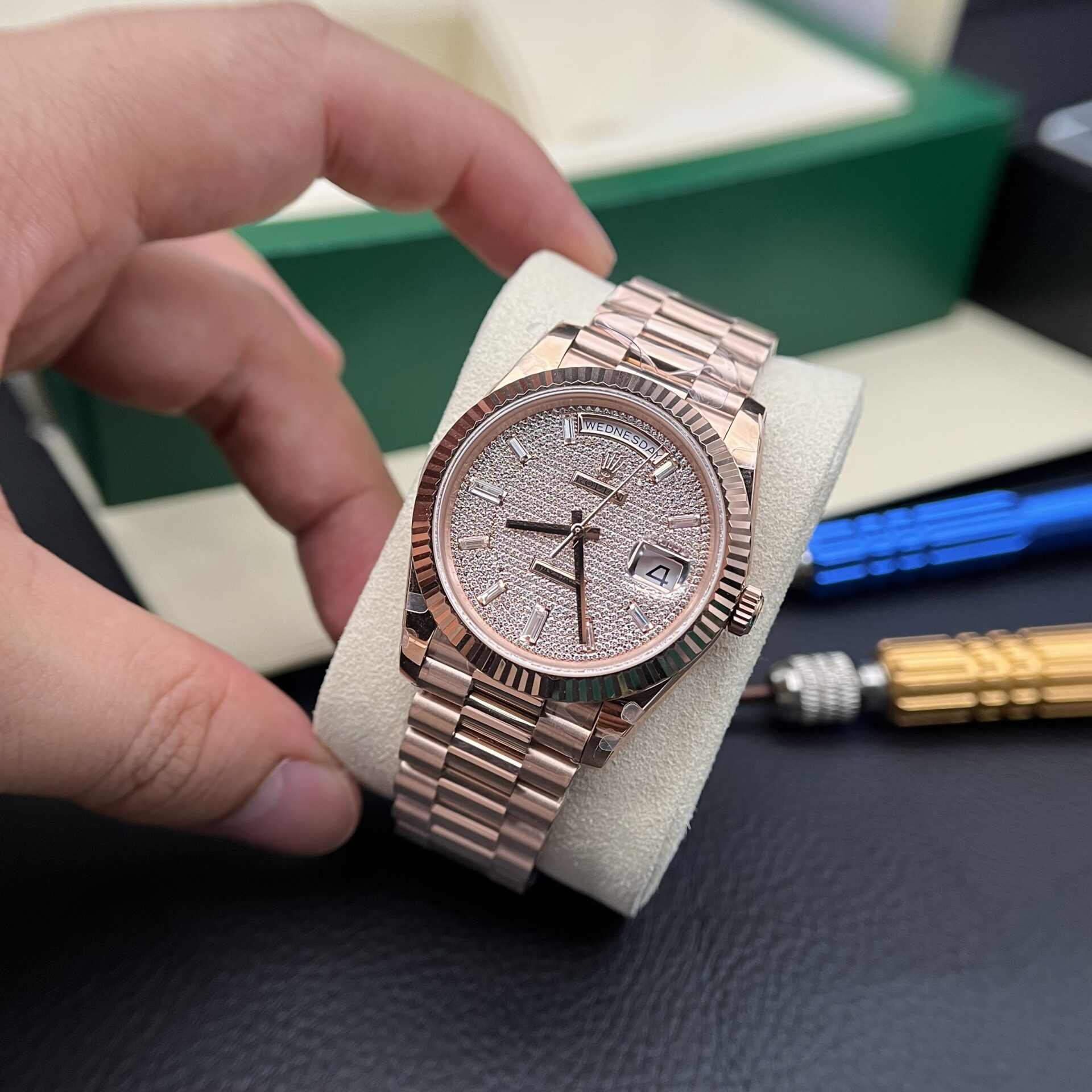 Dong-Ho-Rolex-Day-Date-Nam-Dinh-Da-Replica-11-Nha-May-GM-40mm-1.jpg Rolex Day-Date Full Diamond Dial Replica Watch GM Factory 40mm - Image 1