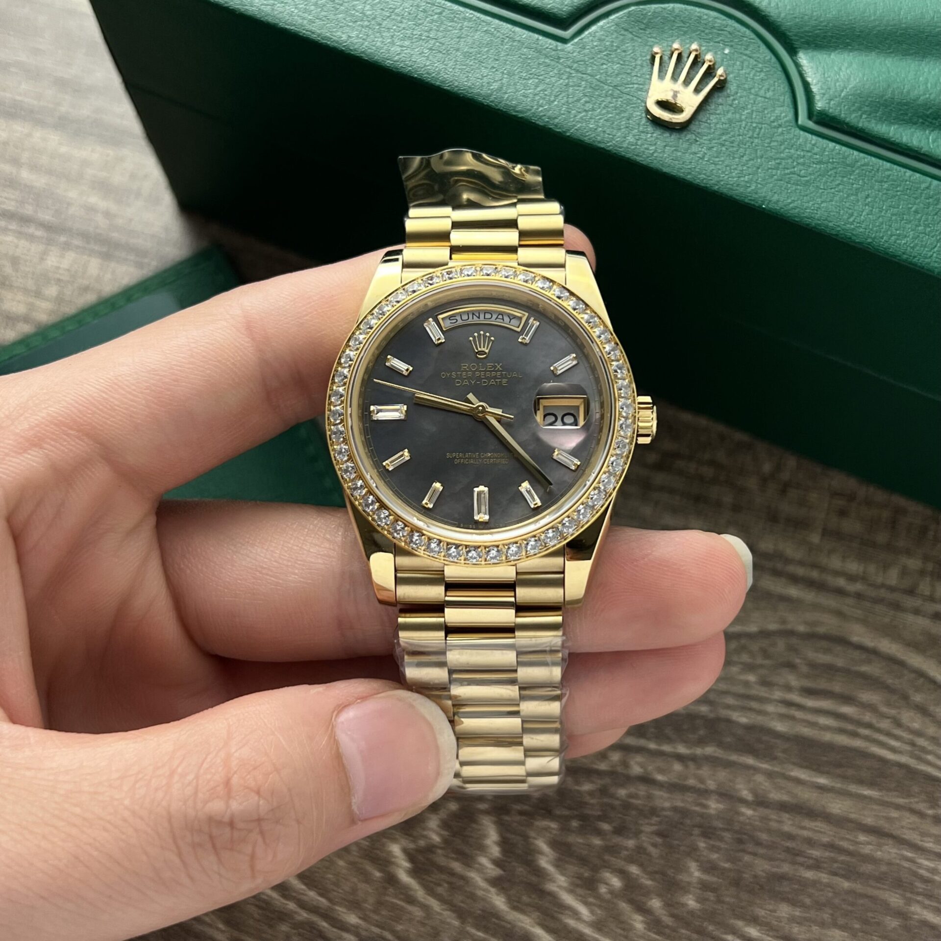 Dong-Ho-Rolex-Day-Date-Replica-Cao-Cap-Mat-Xa-Cu-Tim-40mm-5-scaled-1.jpg Rolex Day-Date Fake Watch Mother Of Pearl Dial President Strap 40mm - Image 1