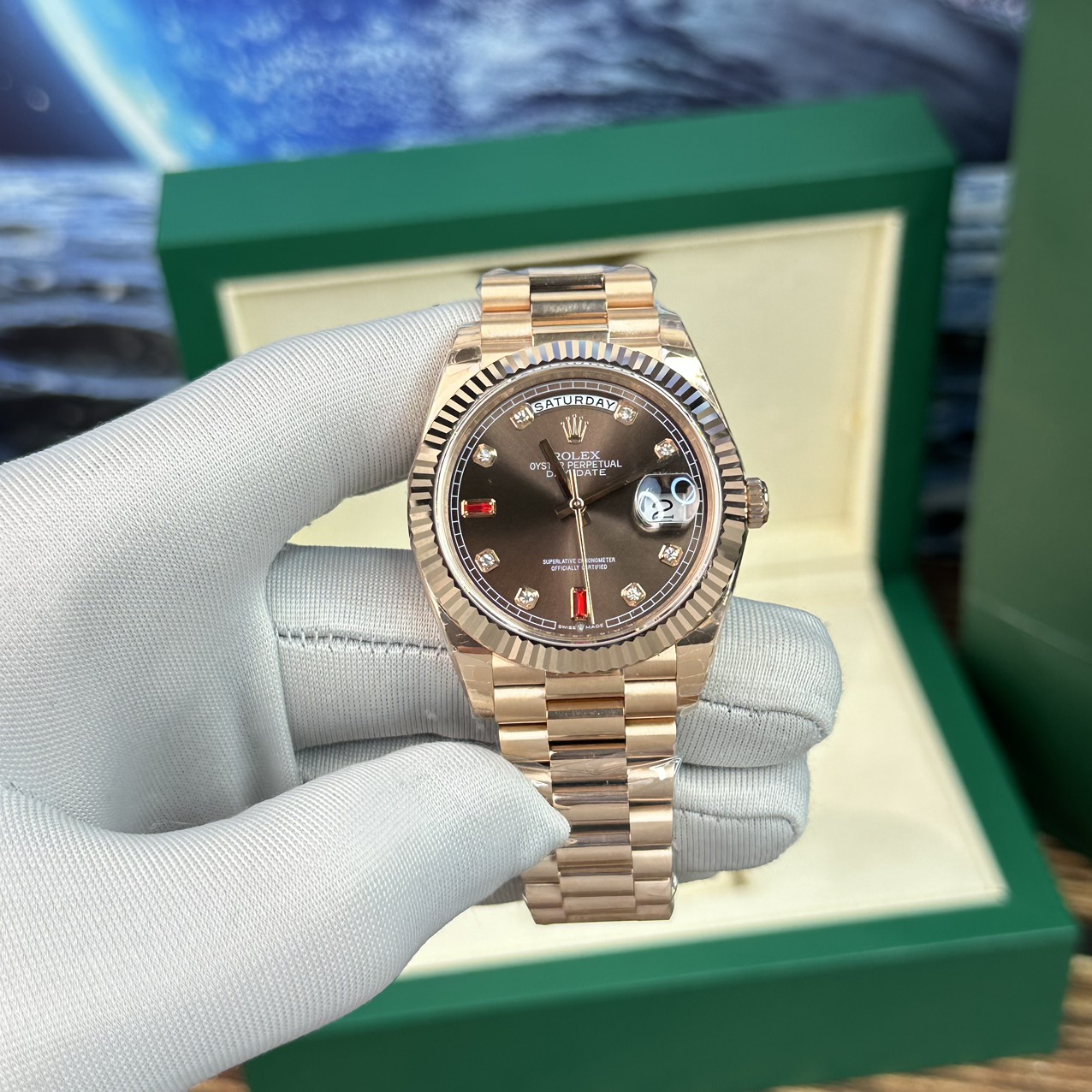 Dong-Ho-Rolex-Day-Date-Super-Fake-Coc-So-Ruby-Do-Nha-May-EW-40mm-1.jpg Rolex Day-Date Replica Watch With Red Ruby Dial EW Factory 40mm - Image 1