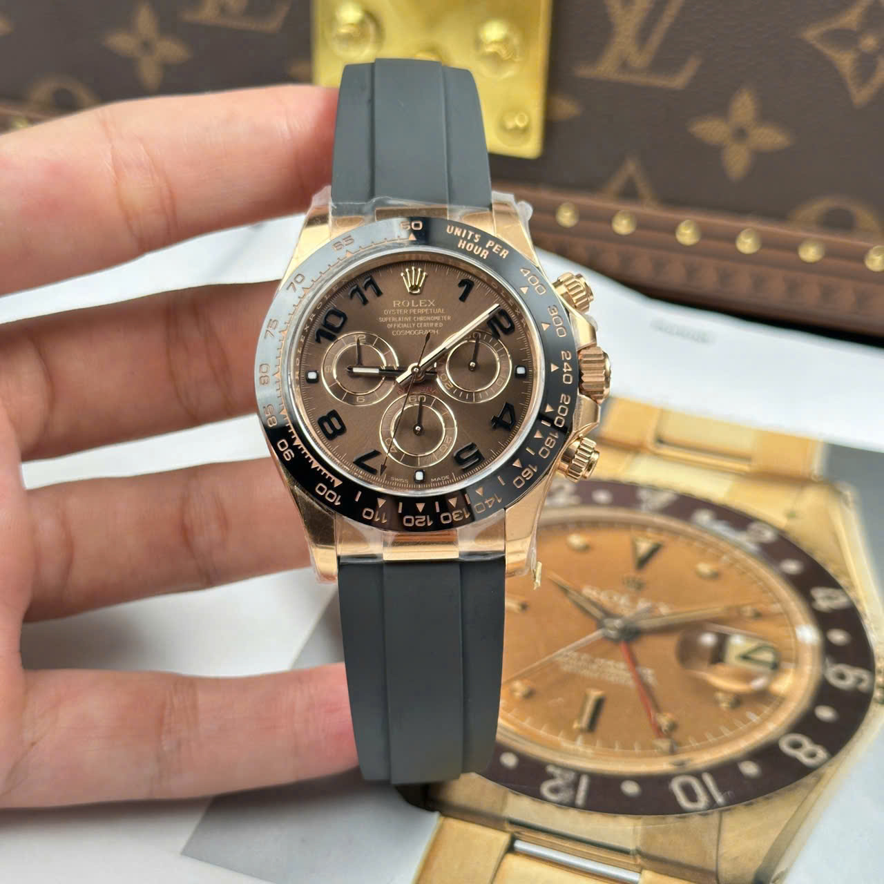 Dong-Ho-Rolex-Daytona-116515LN-Replica-11-Mat-So-Chocolate-Coc-So-Hoc-Tro-Xuong-Clean-40mm-5.jpg Rolex Daytona 116515LN Luxury Replica Watches Chocolate Dial Oysterflex Strap Clean Factory 40mm - Image 1