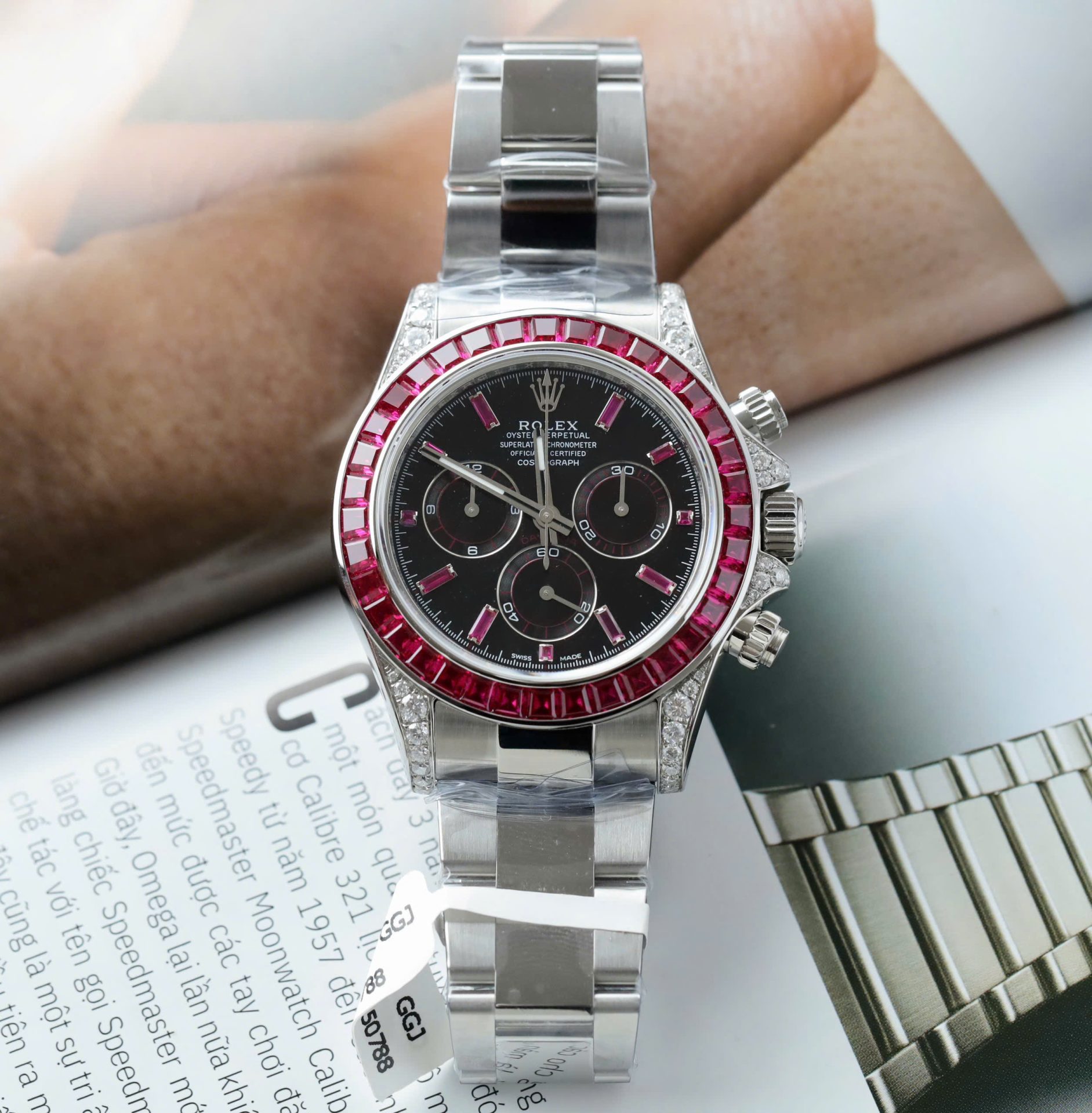 Dong-Ho-Rolex-Daytona-126599TRU-Che-Tac-Dinh-Ruby-Baguette-Tong-Hop-40mm-2.jpg Rolex Best Replica Watch Daytona 126599TRU Custom Ruby Red Baguette 40mm - Image 1