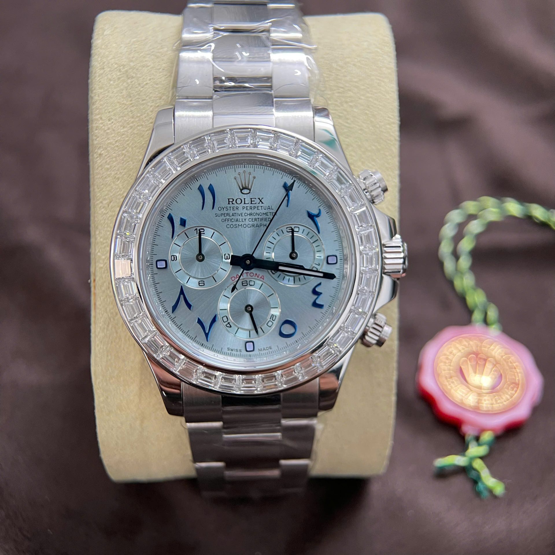 Dong-Ho-Rolex-Daytona-Che-Tac-Vang-Trang-18K-Nguyen-Khoi-Dinh-Kim-Cuong-Baguette-40mm-2.jpg Rolex Daytona Replica Watch Custom 18K Solid White Gold Baguette Diamonds 40mm - Image 1