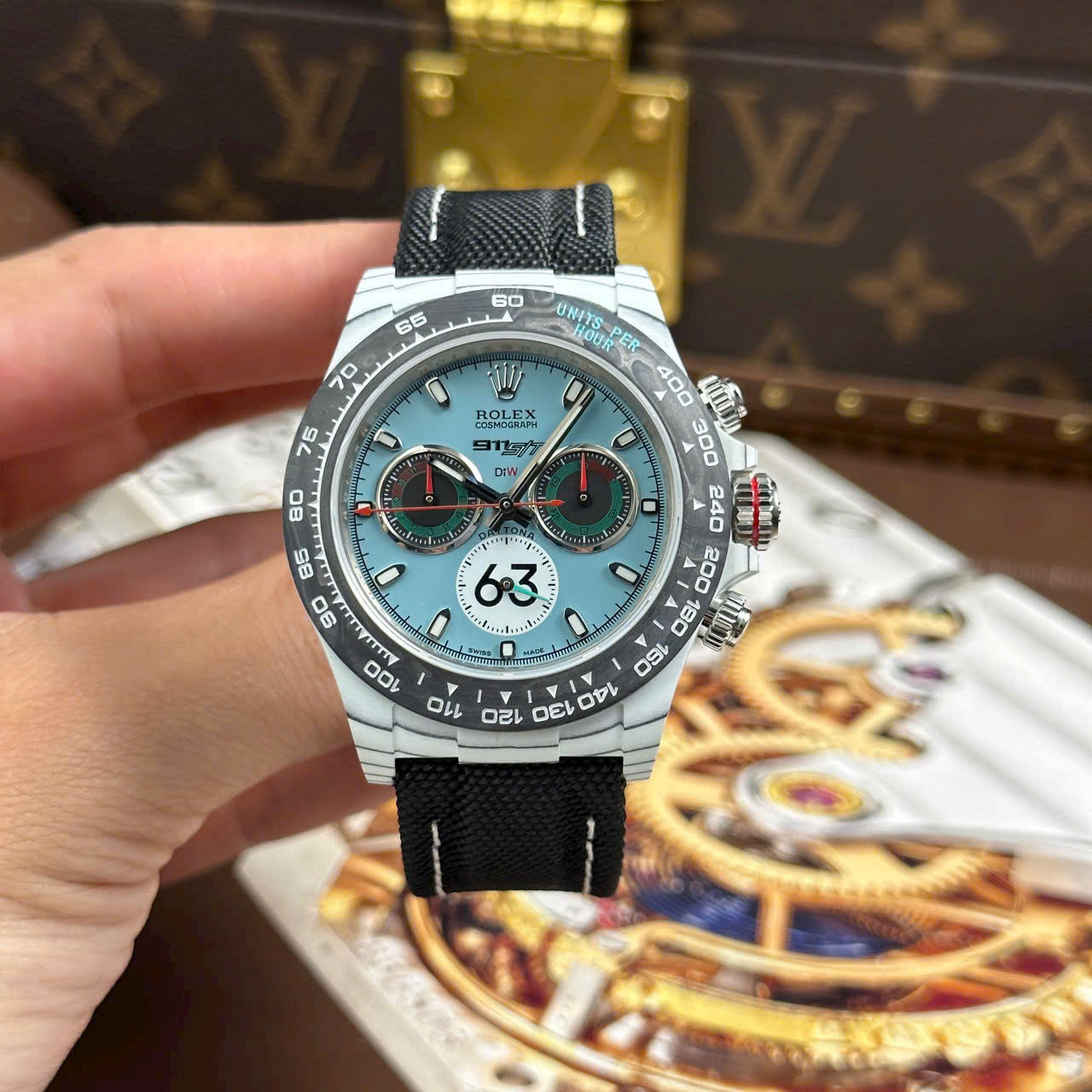 Dong-Ho-Rolex-Daytona-DiW-Ferrari-Replica-11-Mat-Tiffany-Vo-Carbon-Trang-Sieu-Nhe-40mm-2.jpg Rolex Daytona DiW Ferrari Tiffany Dial Replica Watches White Carbon Super Light 40mm - Image 1