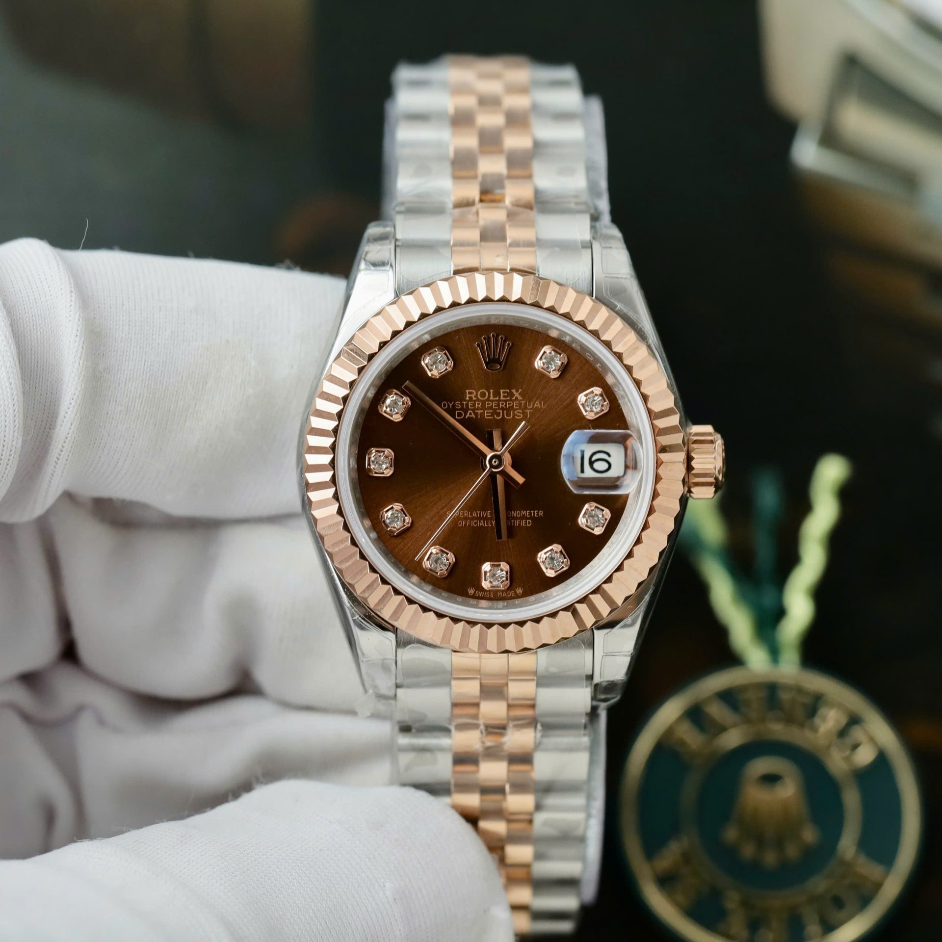Dong-Ho-Rolex-Lady-DateJust-Nu-Mat-Nho-Mau-Chocolate-Replica-Cao-Cap-28mm-6.jpg Rolex Lady-DateJust Women Replica Watch Chocolate Dial Jubilee Strap 28mm - Image 1