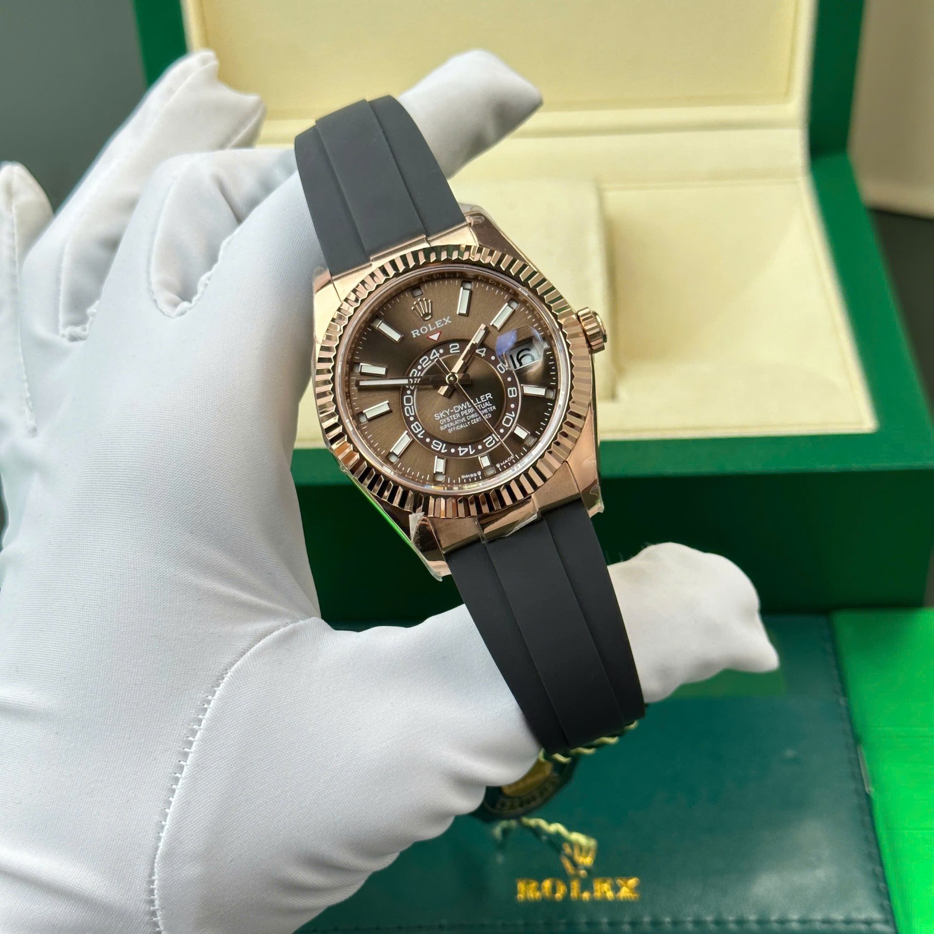 Dong-Ho-Rolex-Sky-Dweller-Mat-Nau-Che-Tac-Ma-Vang-Hong-Nang-192-Grams-Xuong-ZF-42mm-4.jpg Rolex Sky-Dweller Brown Dial Imitation Watches Custom Rose Gold Plated Weight 192 Grams ZF Factory 42mm - Image 1