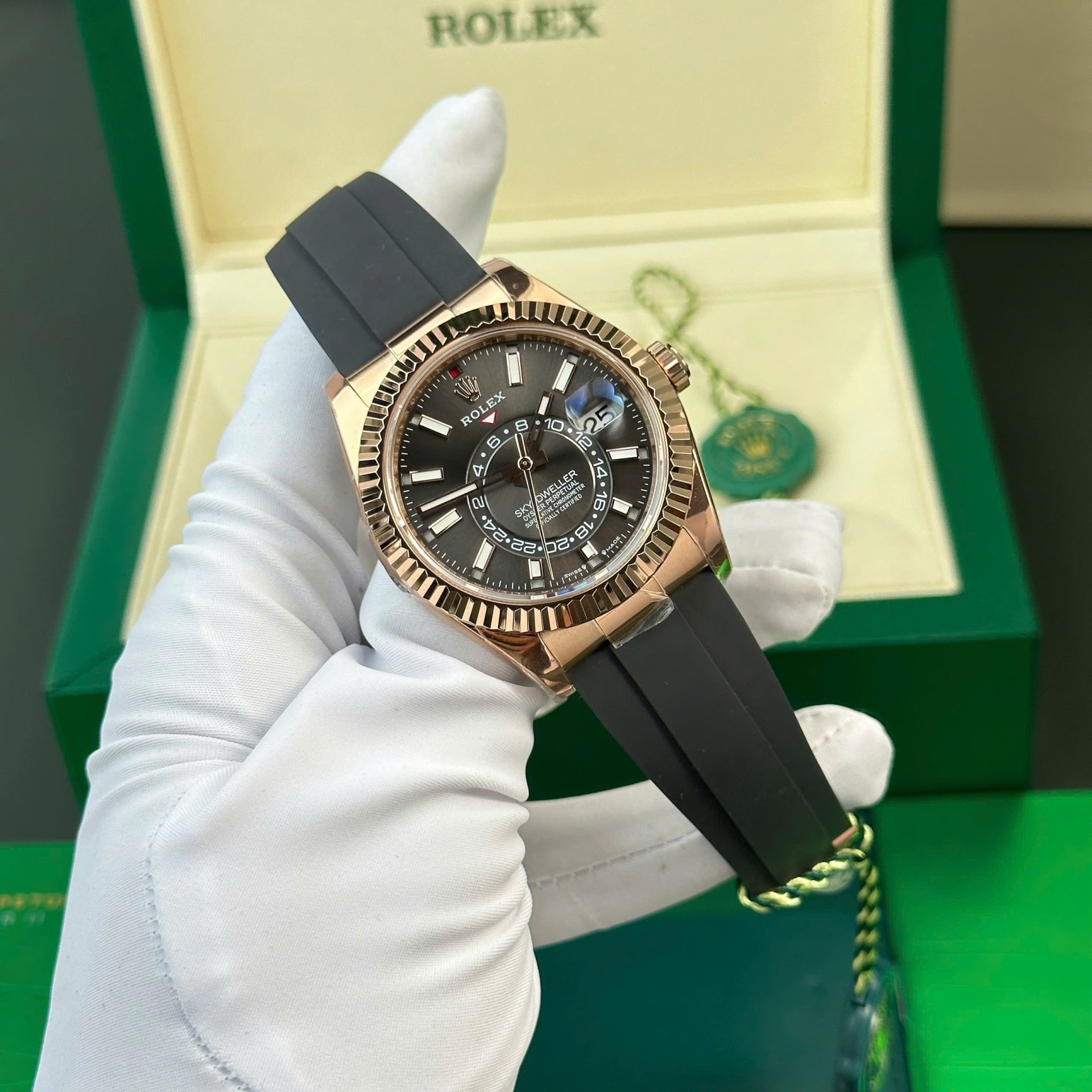 Dong-Ho-Rolex-Sky-Dweller-Mat-Xam-Che-Tac-Ma-Vang-Hong-Nang-192-Grams-Xuong-ZF-42mm-3.jpg Rolex Sky-Dweller Gray Dial Replica Watches Custom Rose Gold Plated Weight 192 Grams ZF Factory 42mm - Image 1