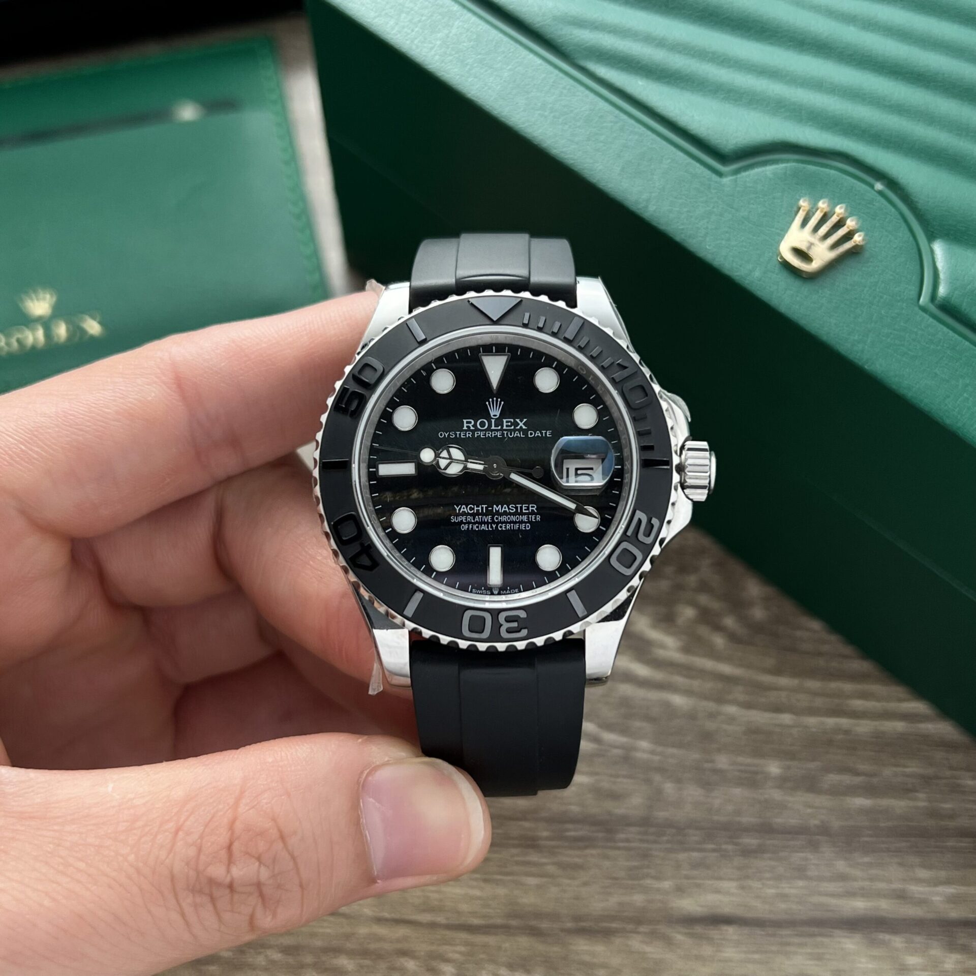 Dong-Ho-Rolex-Yacht-Master-Super-Fake-11-Do-Mat-Van-Chai-Xuoc-40mm-6-scaled-1.jpg Rolex Clone Watch Yacht-Master Black Dial Rubber Strap 40mm - Image 1