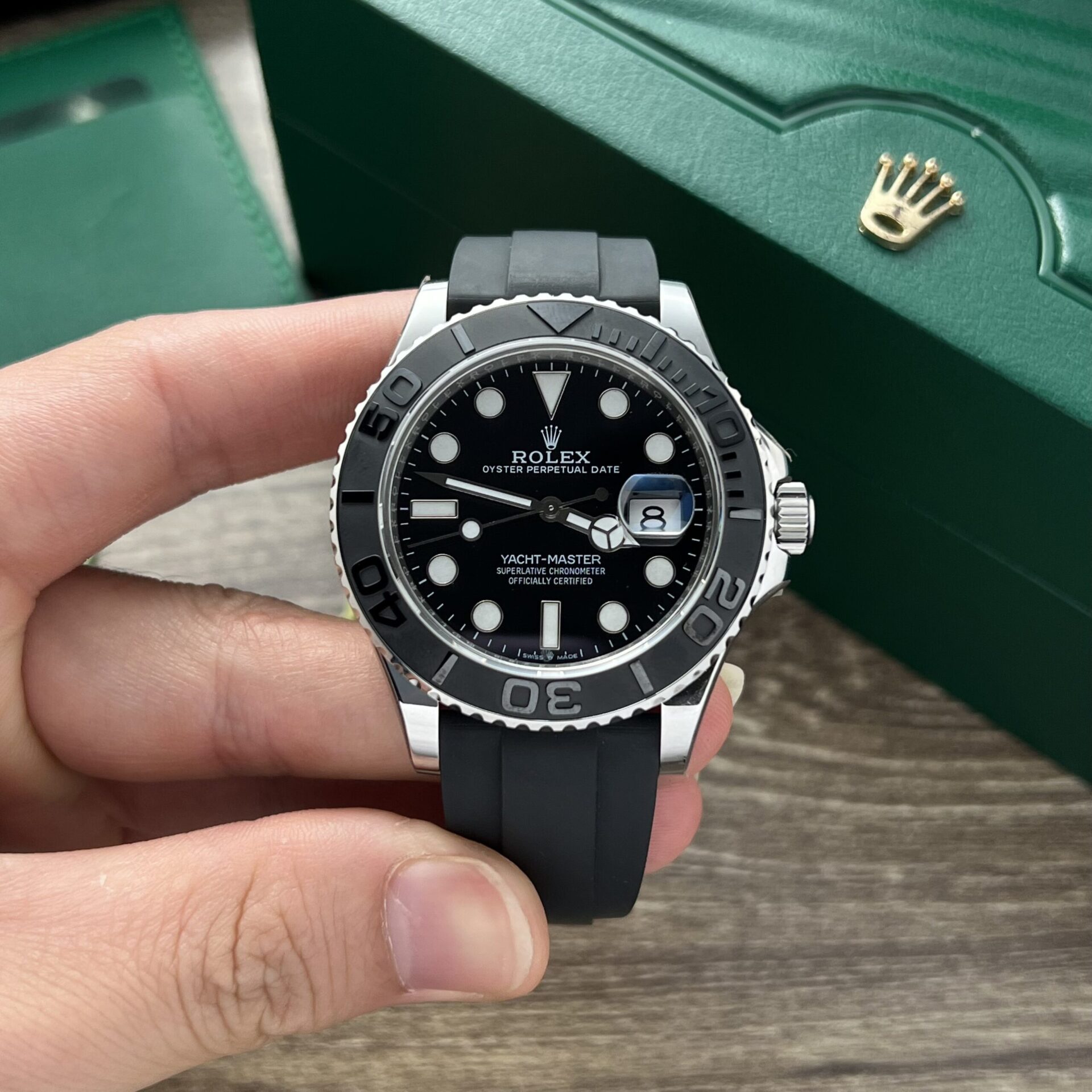 Dong-Ho-Rolex-Yacht-Master-Super-Fake-11-Mau-Den-EW-Factory-40mm-5-scaled-1.jpg Rolex Fake Clone Yacht-Master Black Dial Rubber Strap EW Factory 40mm - Image 1
